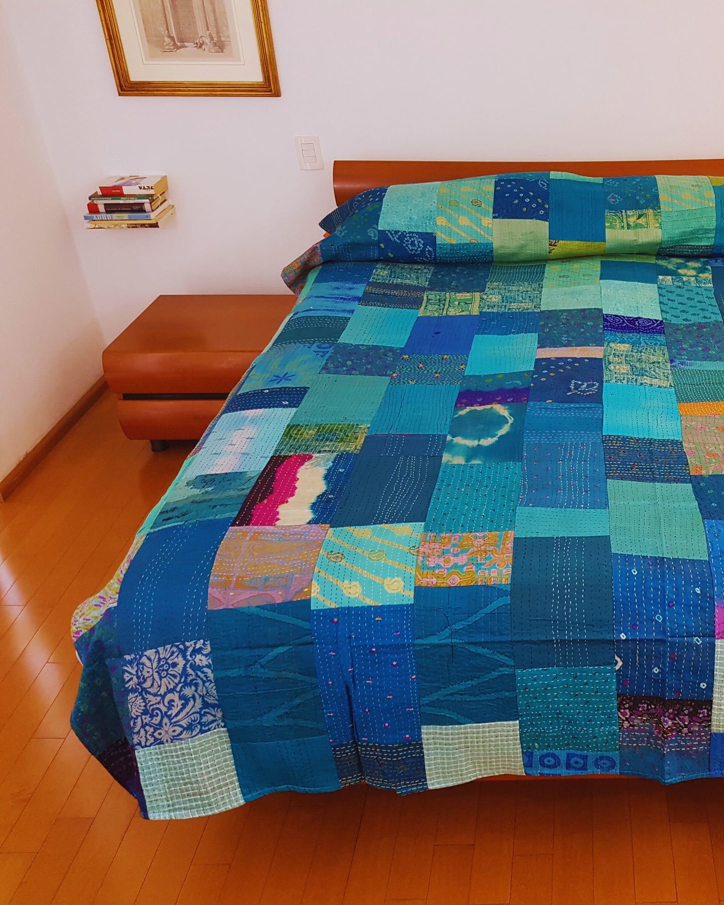 Colcha de seda patchwork. Tonos azul claro
