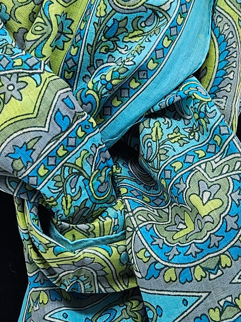Mascada estampada de algodón ligero. Azul claro y limón
