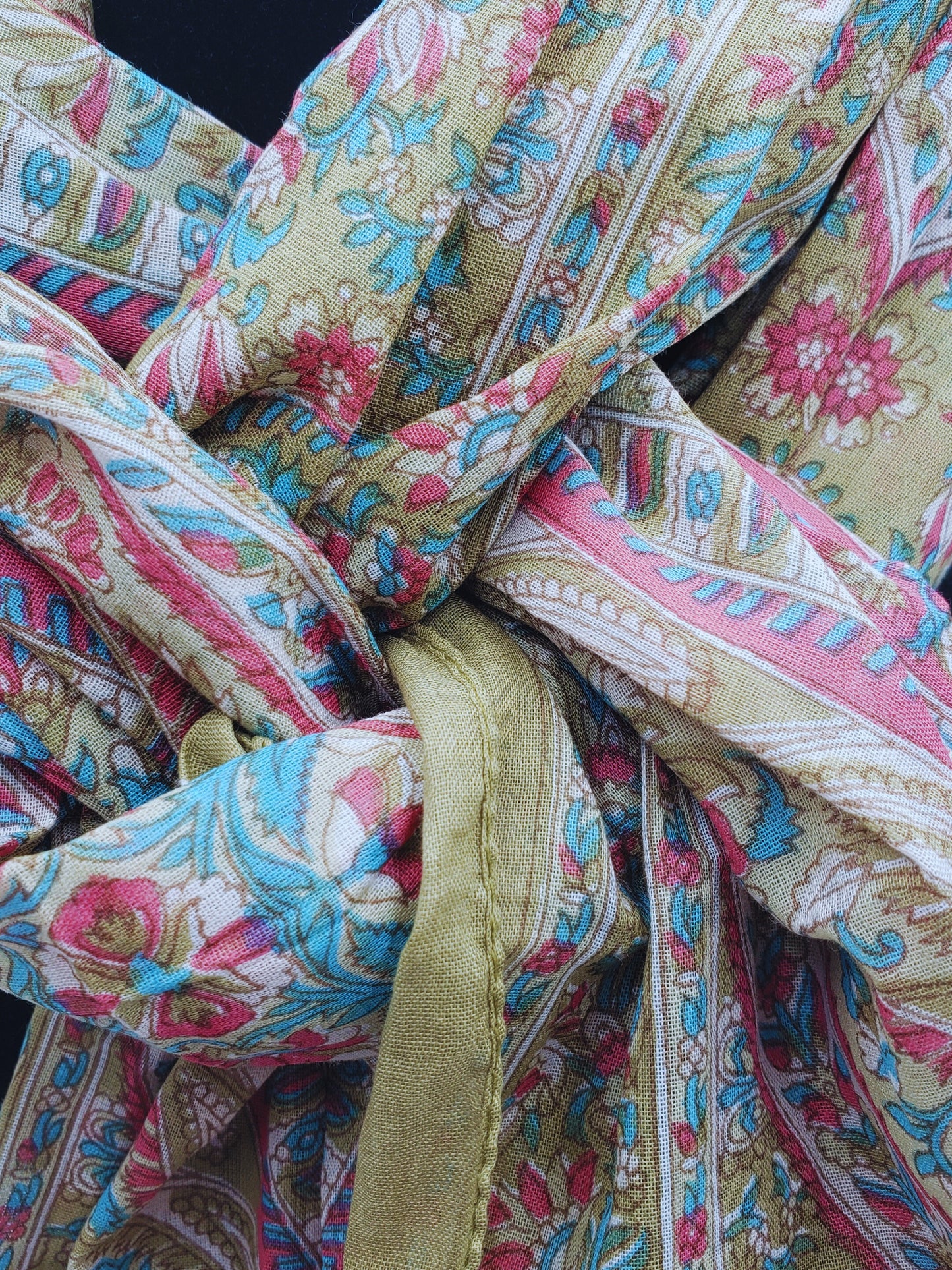 Mascada de algodón estampada. Café claro