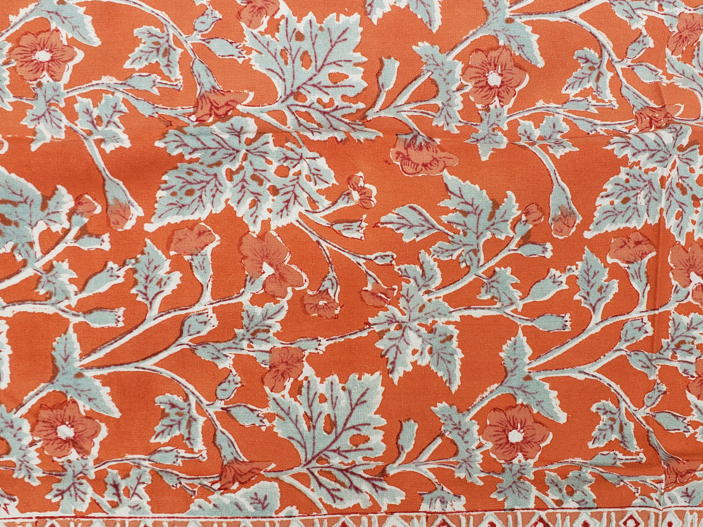 Mantel cuadrado 100% algodón estampado a mano. Geranios fondo naranja