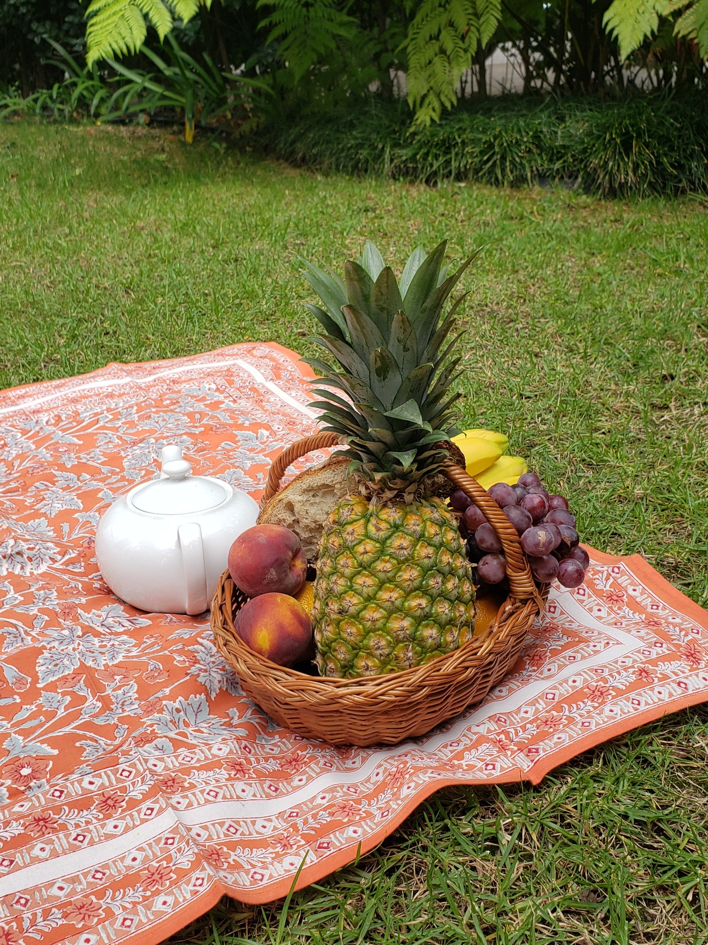 Mantel cuadrado 100% algodón estampado a mano. Geranios fondo naranja