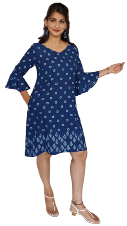 Vestido estampado a mano con azul índigo natural. Manga amplia