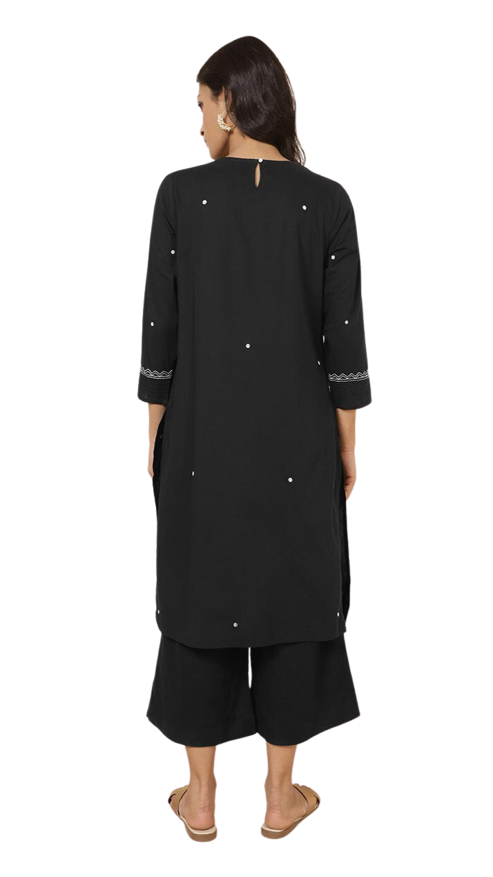 Kurta larga con bordado chikankari. Negra