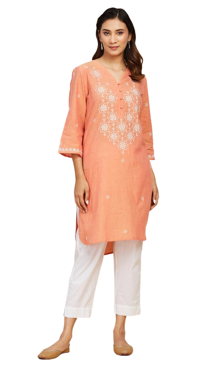 Kurt larga naranja con bordado chikankari.