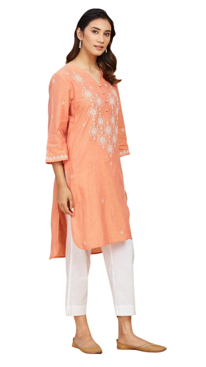 Kurt larga naranja con bordado chikankari.