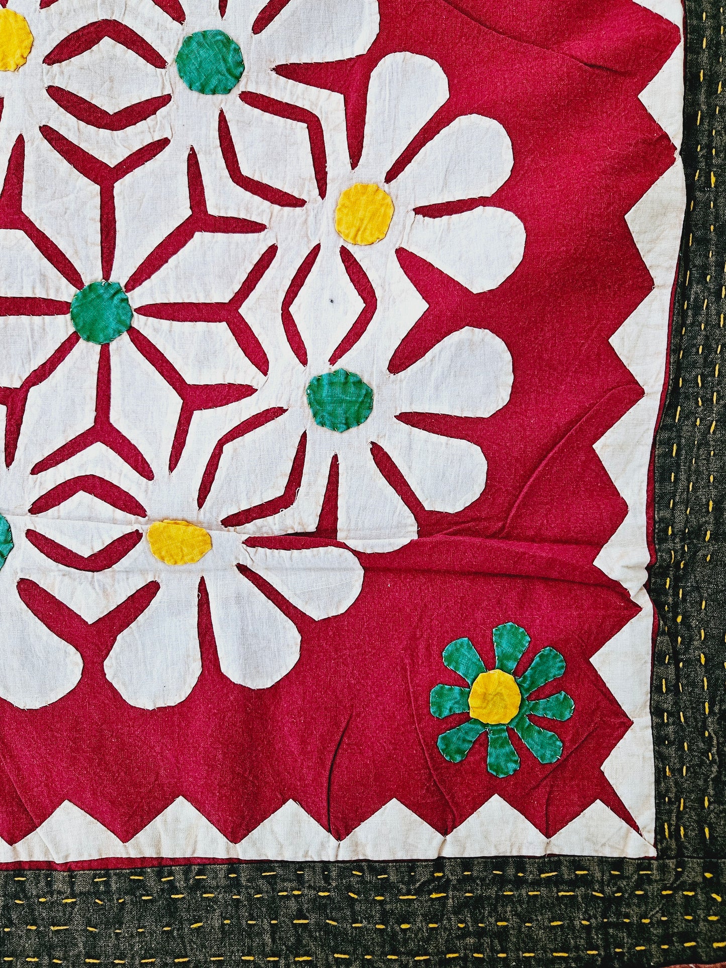 Colcha con aplicaciones multicolor flores