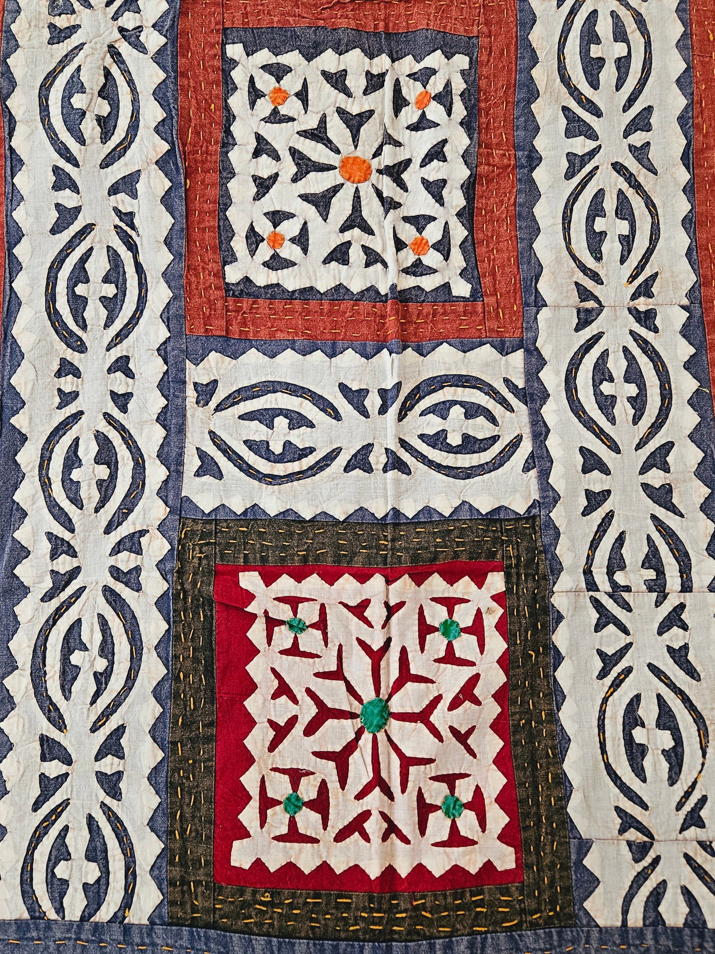 Colcha con aplicaciones multicolor flores