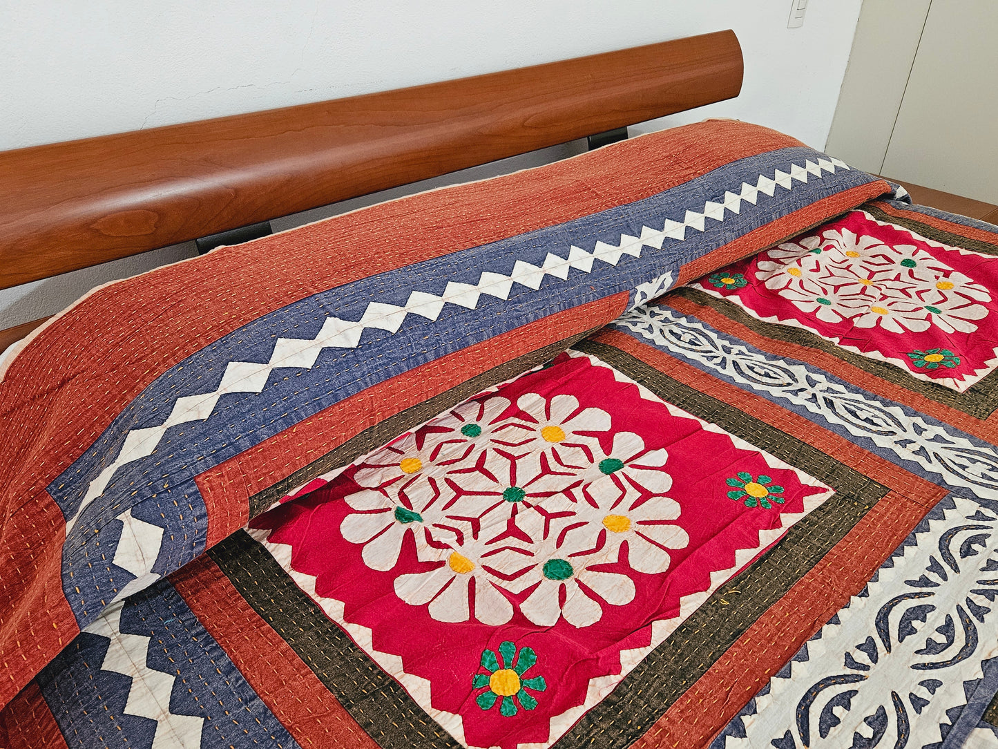 Colcha con aplicaciones multicolor flores