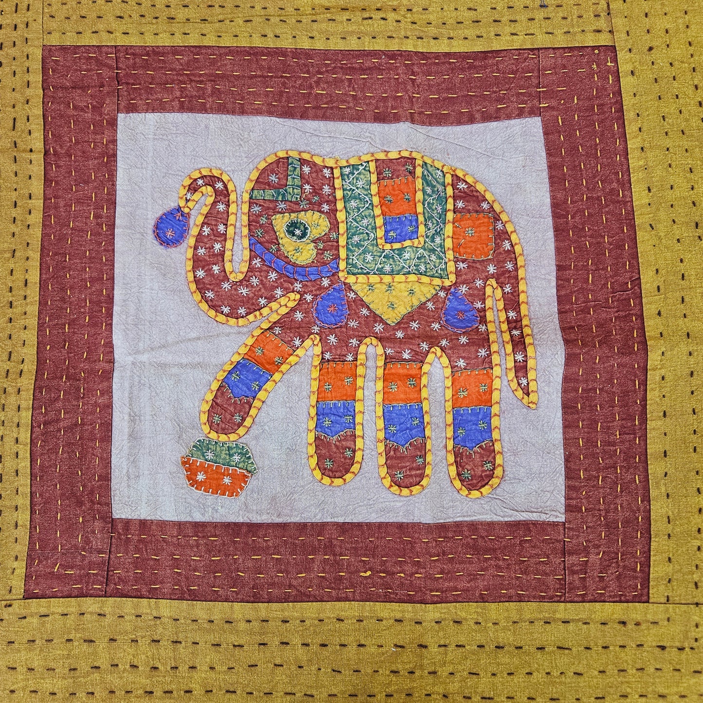 Colcha con aplicaciones multicolor elefantes