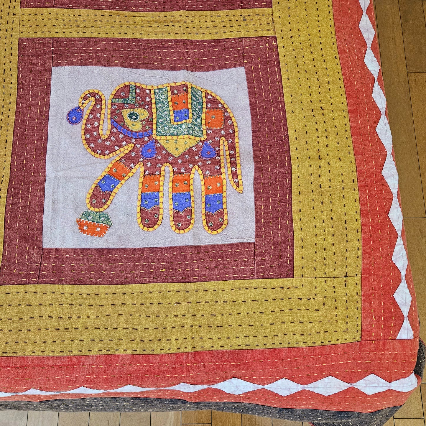 Colcha con aplicaciones multicolor elefantes