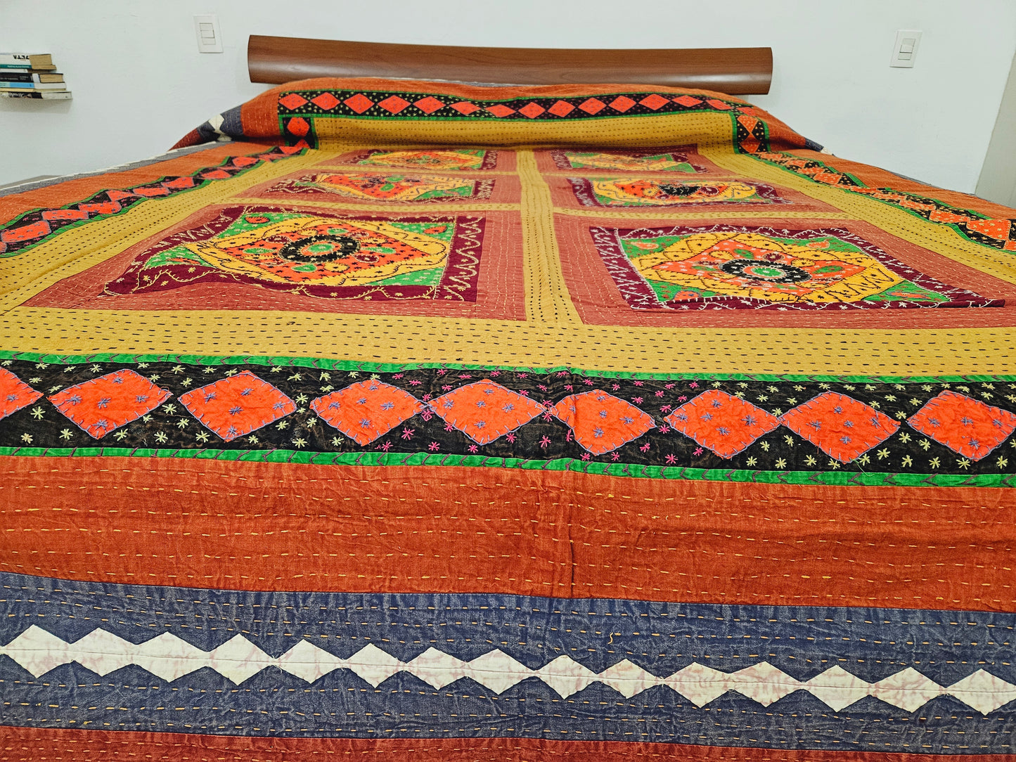 Colcha con aplicaciones multicolor geométrica