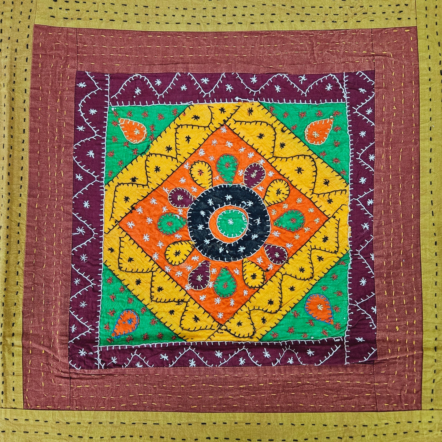 Colcha con aplicaciones multicolor geométrica