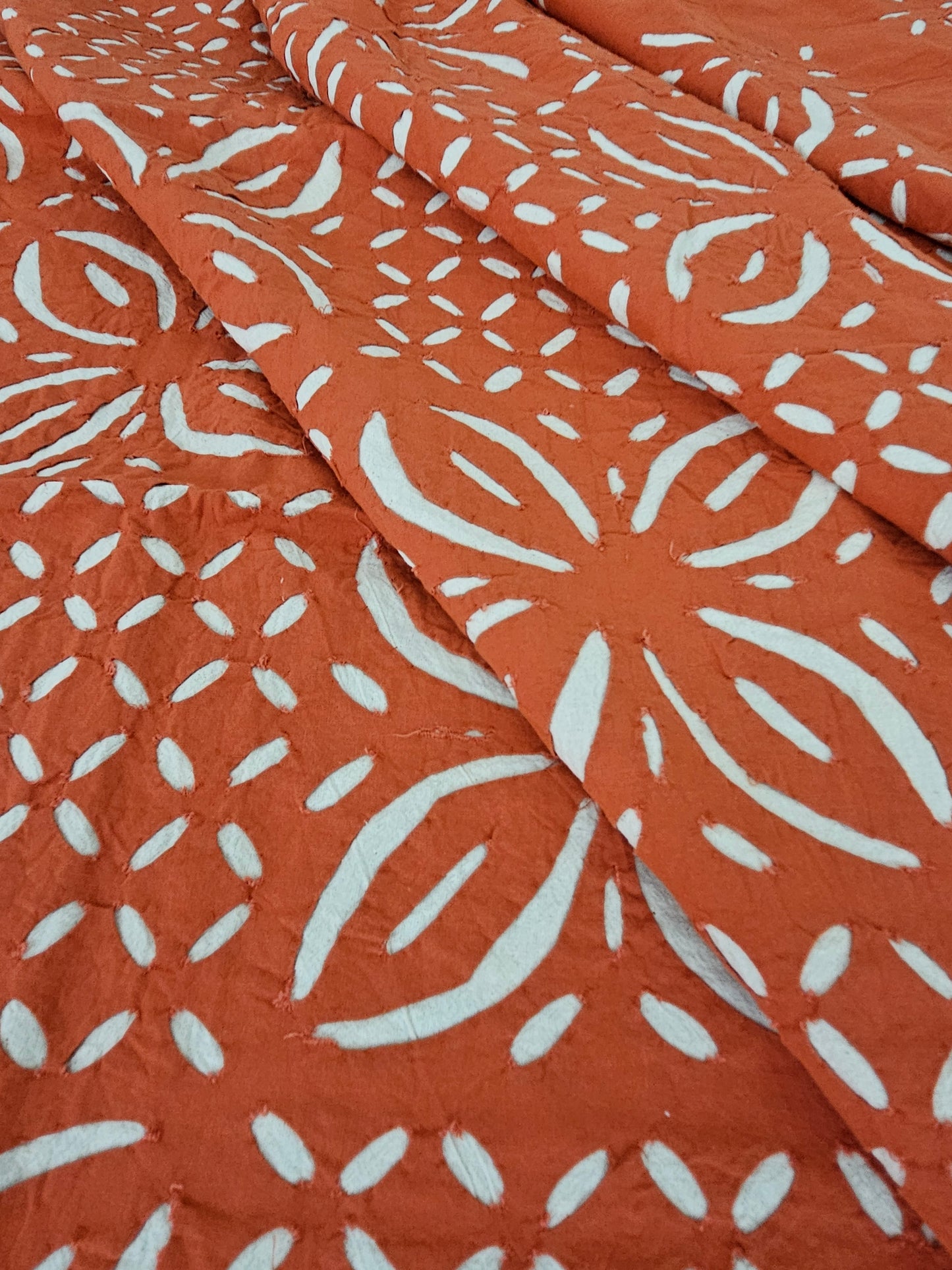 Colcha calada en naranja