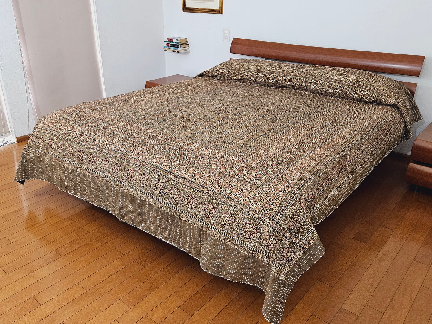 Colcha estampado tradicional. Ajrak café claro