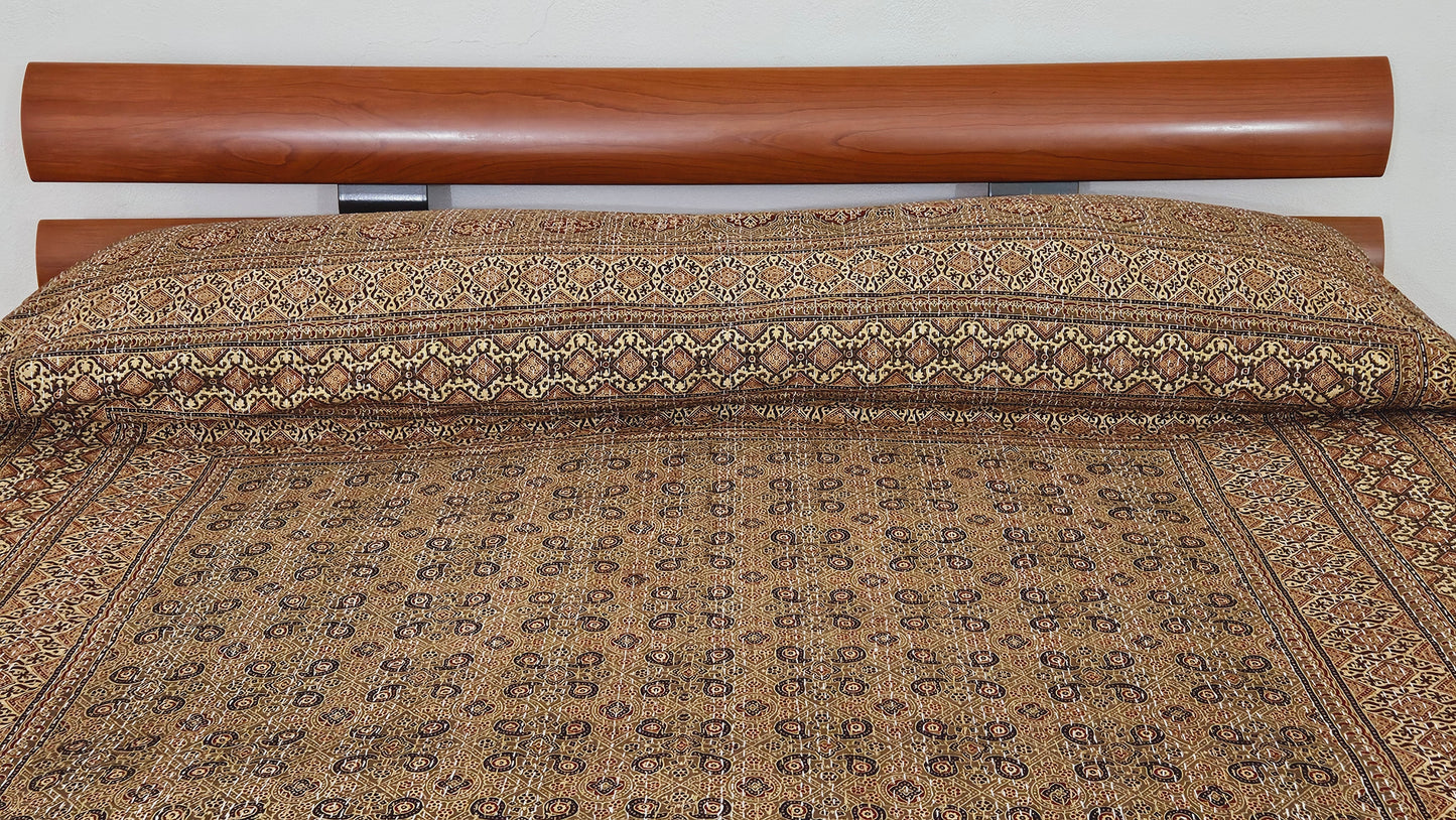Colcha estampado tradicional. Ajrak café claro