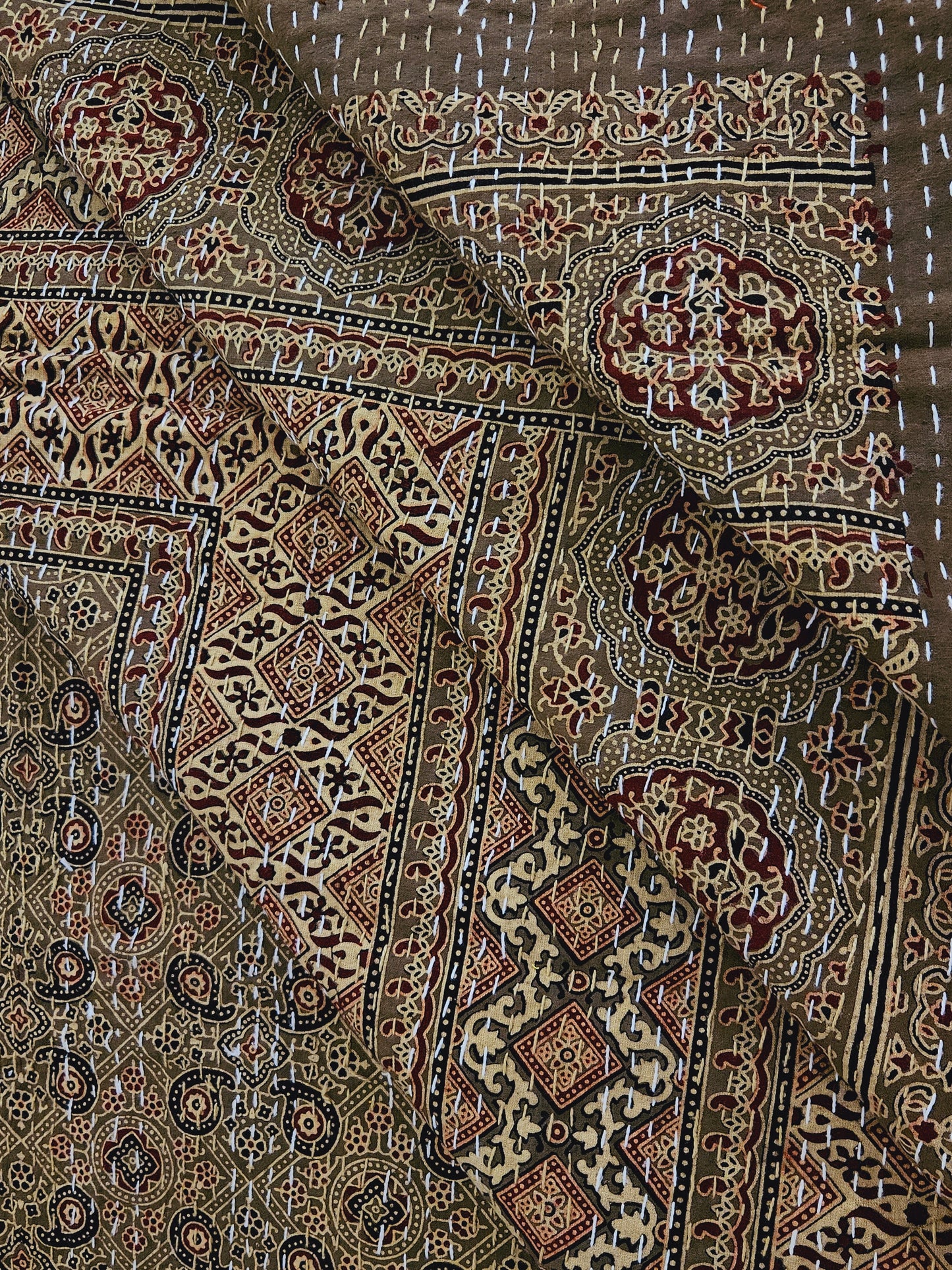 Colcha estampado tradicional. Ajrak café claro