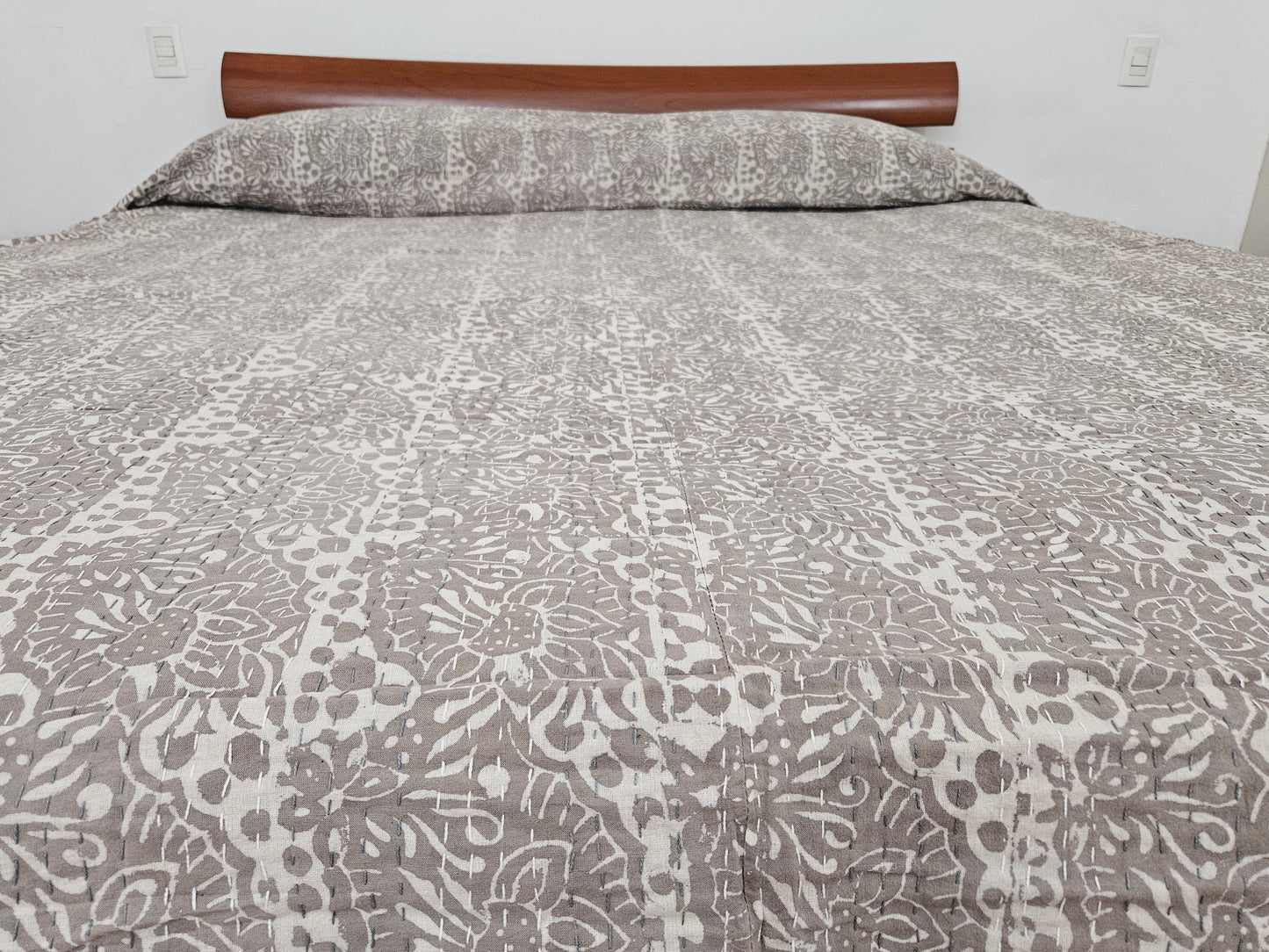 Colcha estampada. Kantha Grey / Brown