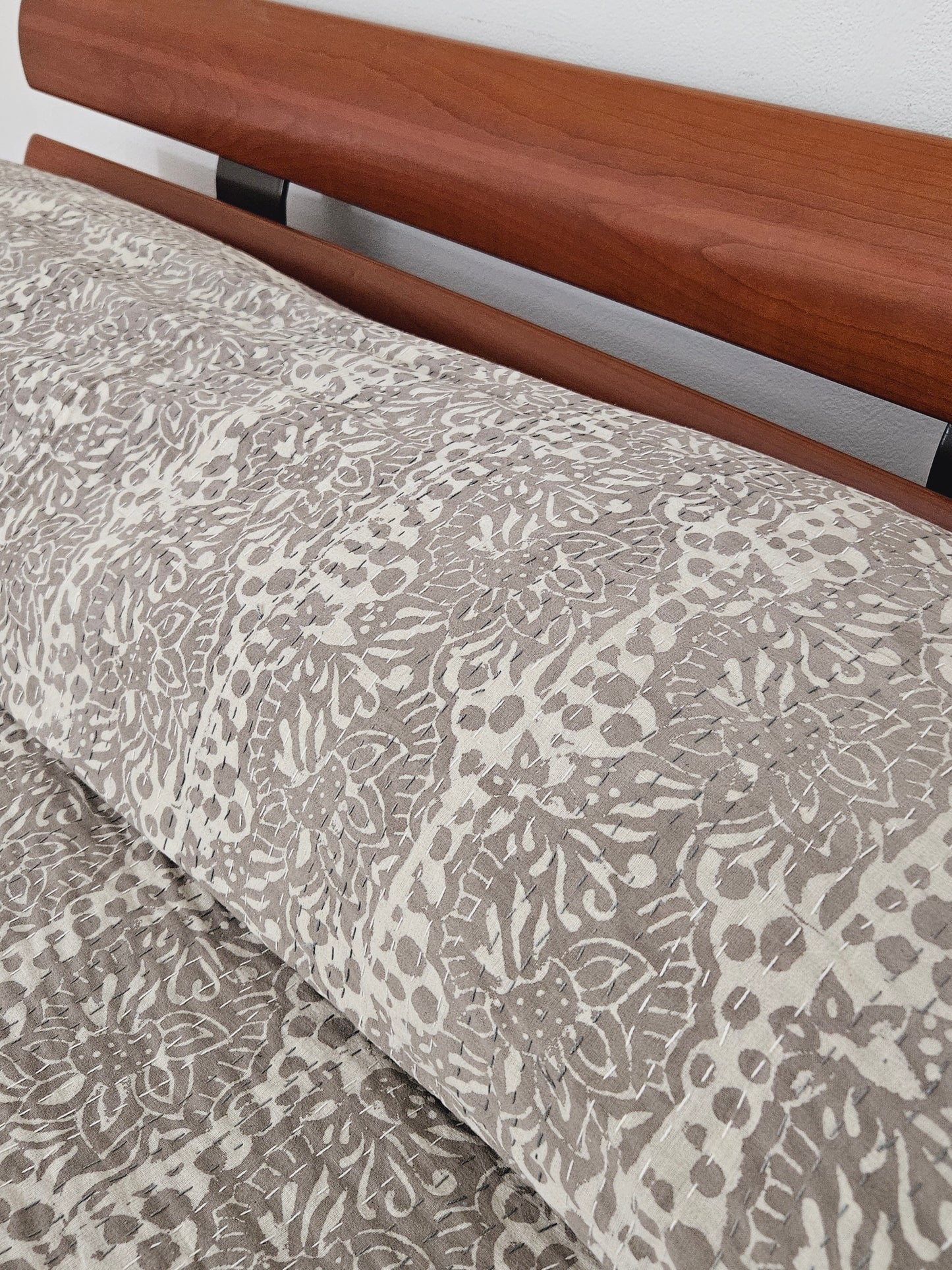 Colcha estampada. Kantha Grey / Brown