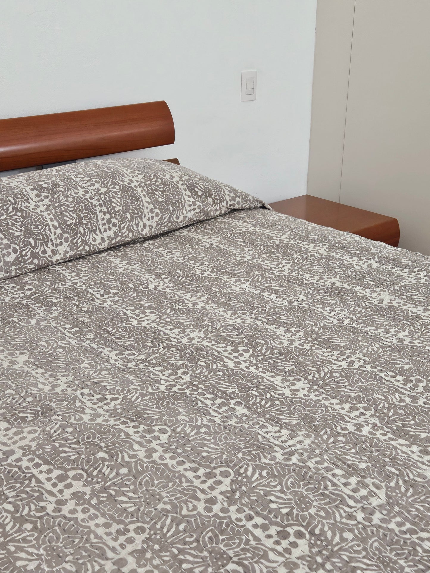 Colcha estampada. Kantha Grey / Brown