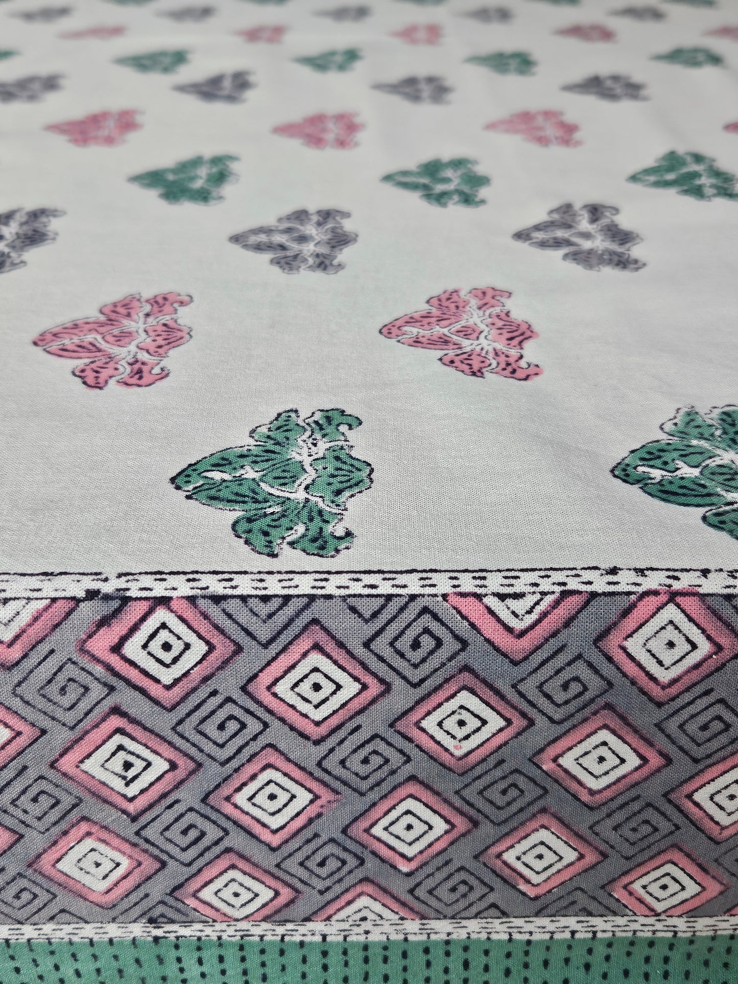 Mantel rectangular 100% algodón estampado a mano. Turquesa, gris y rosa