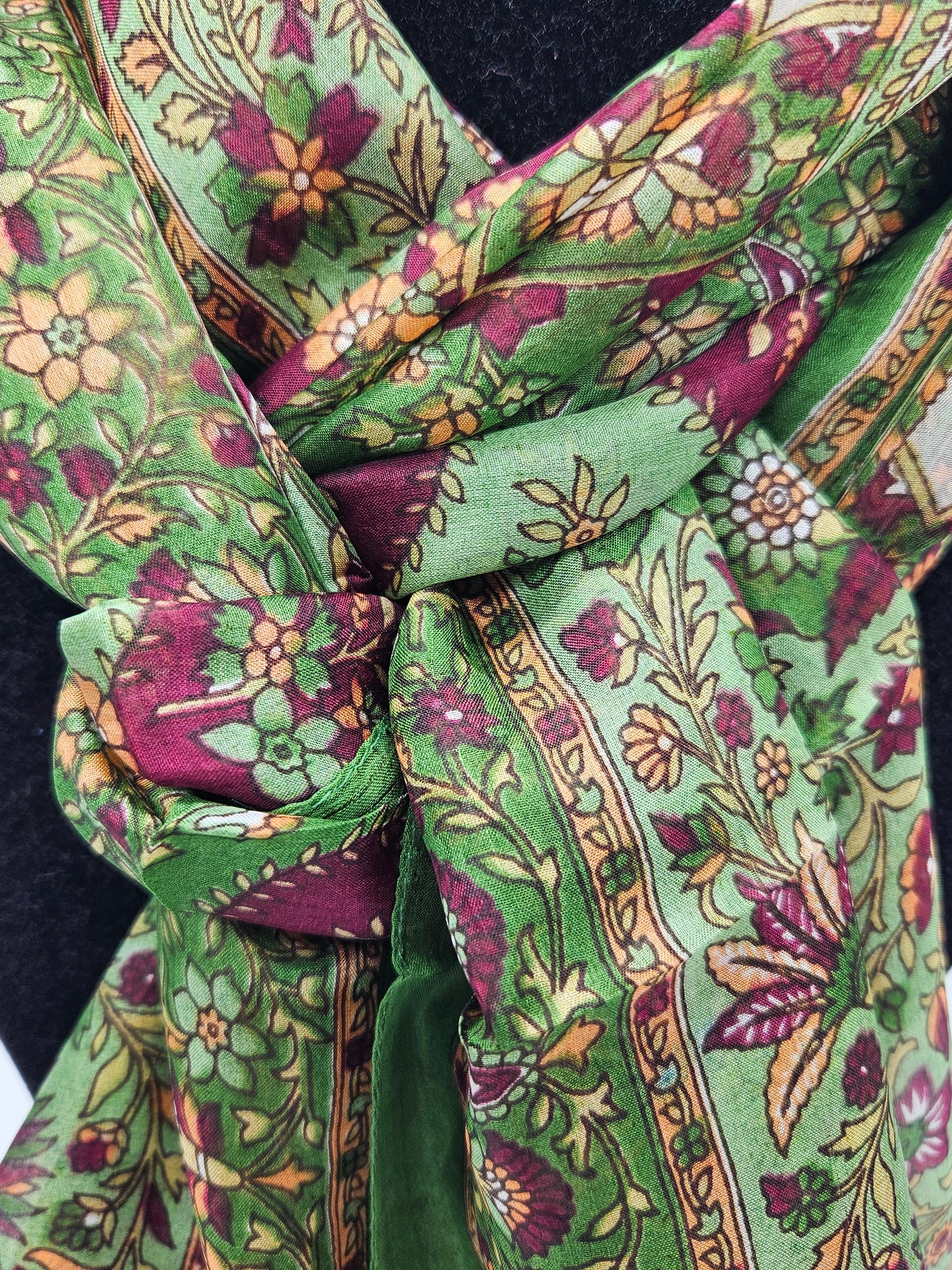 Mascada de seda estampada. Pistache