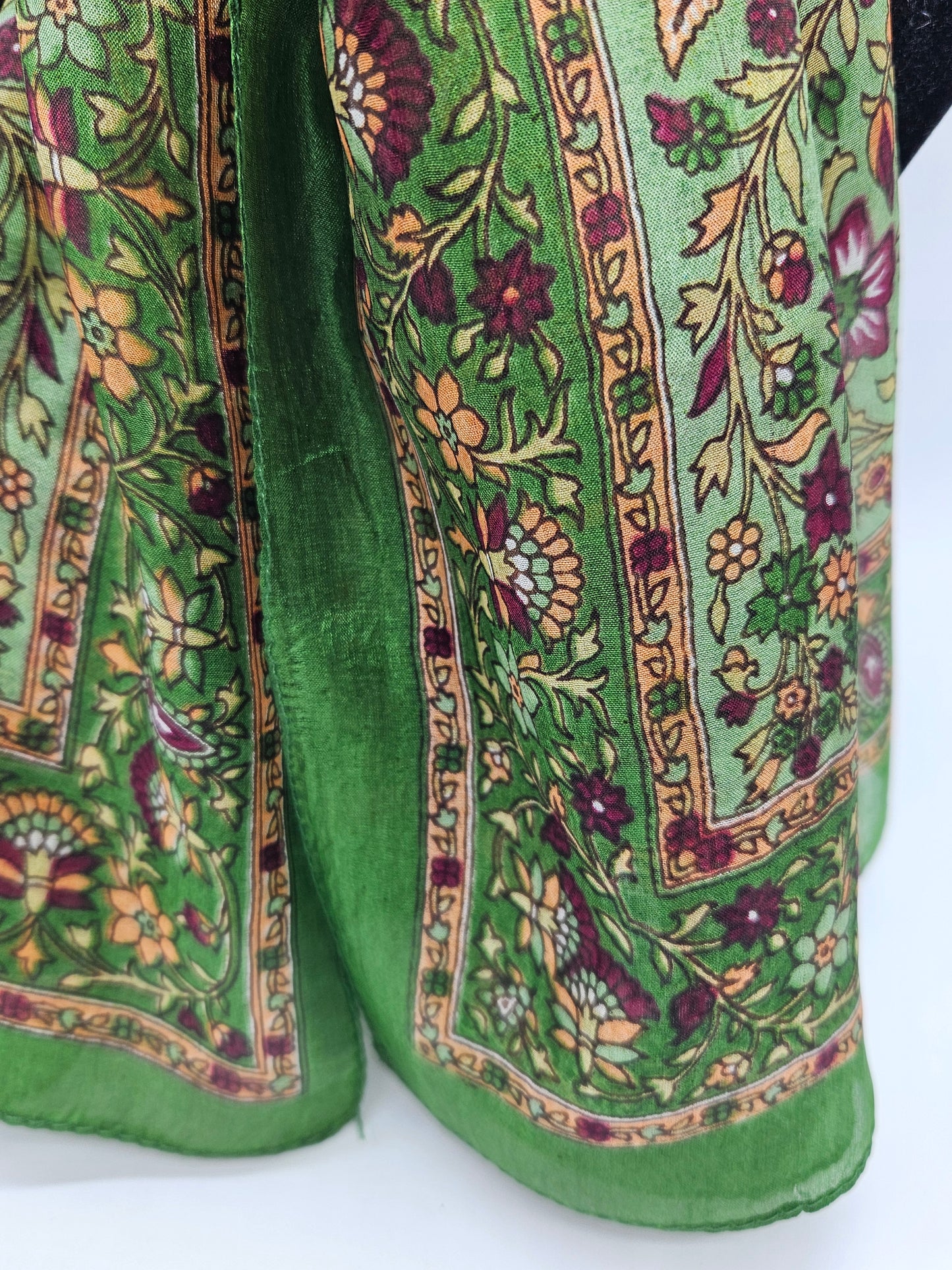 Mascada de seda estampada. Pistache