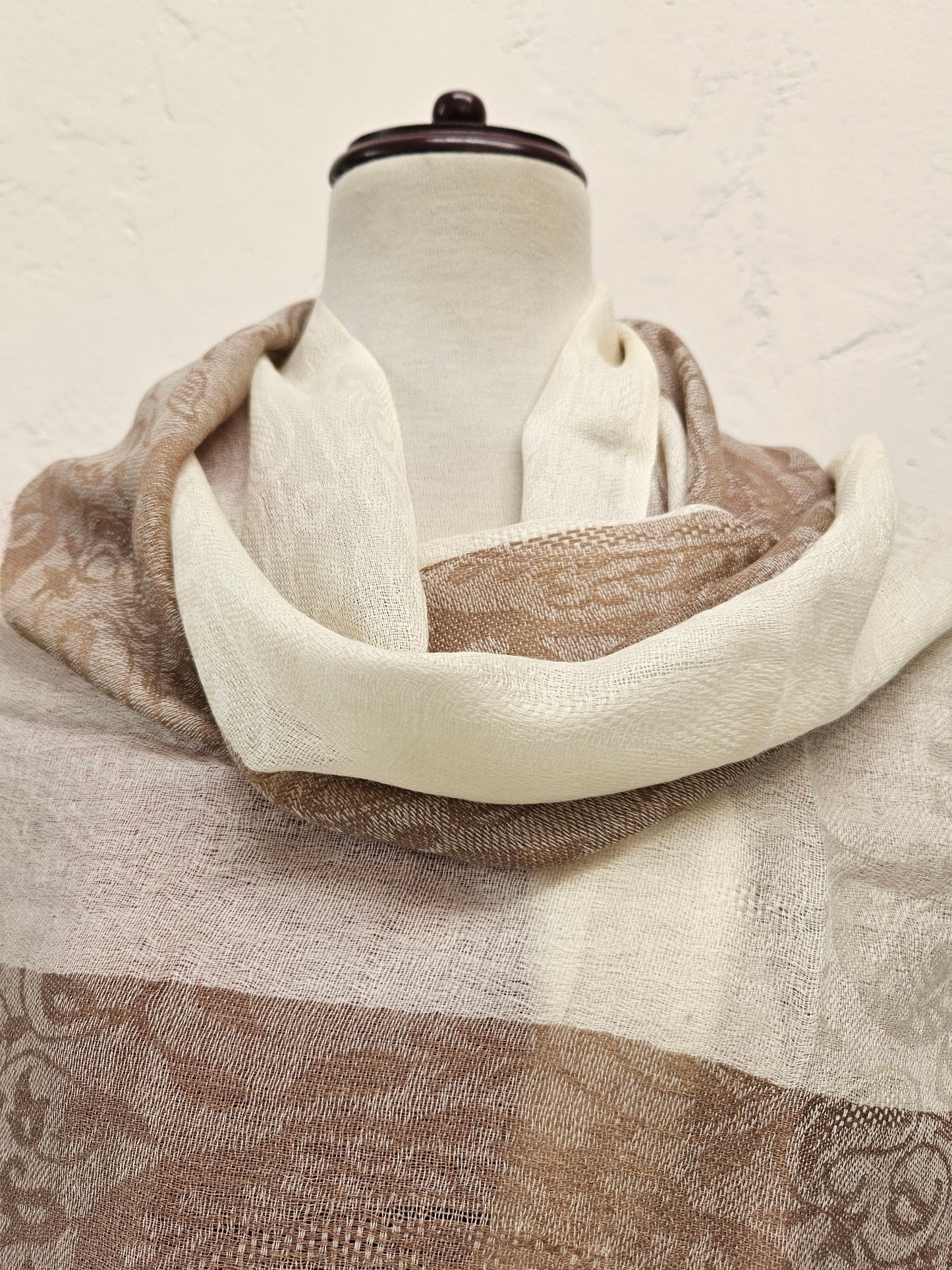 Chal de lana de pashmina. Con blanco
