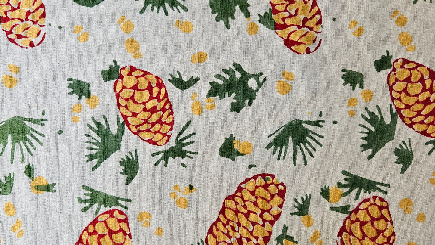 Mantel cuadrado Piñas en blanco. Estampado a mano