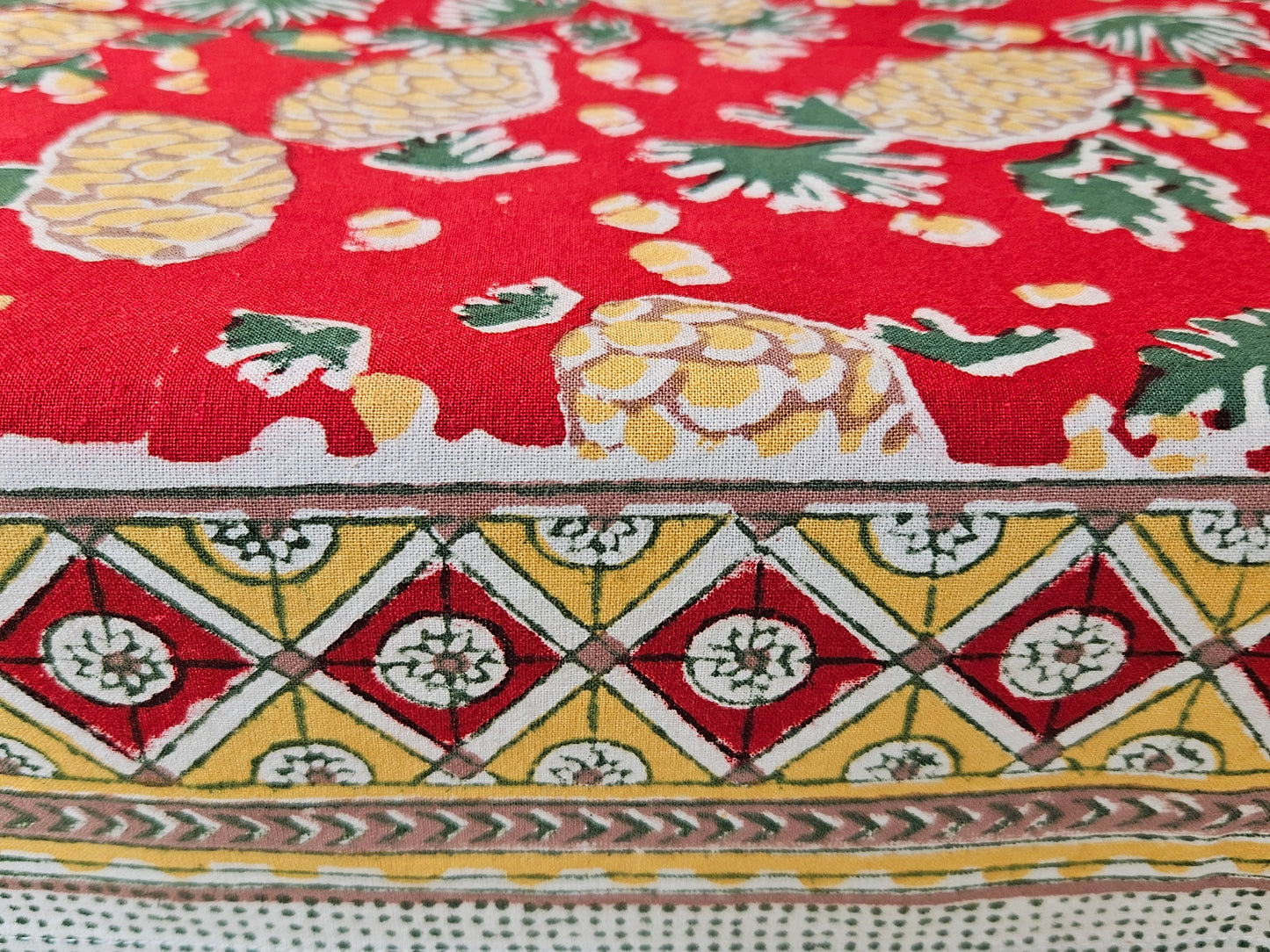 Mantel cuadrado Piñas en rojo. Estampado a mano