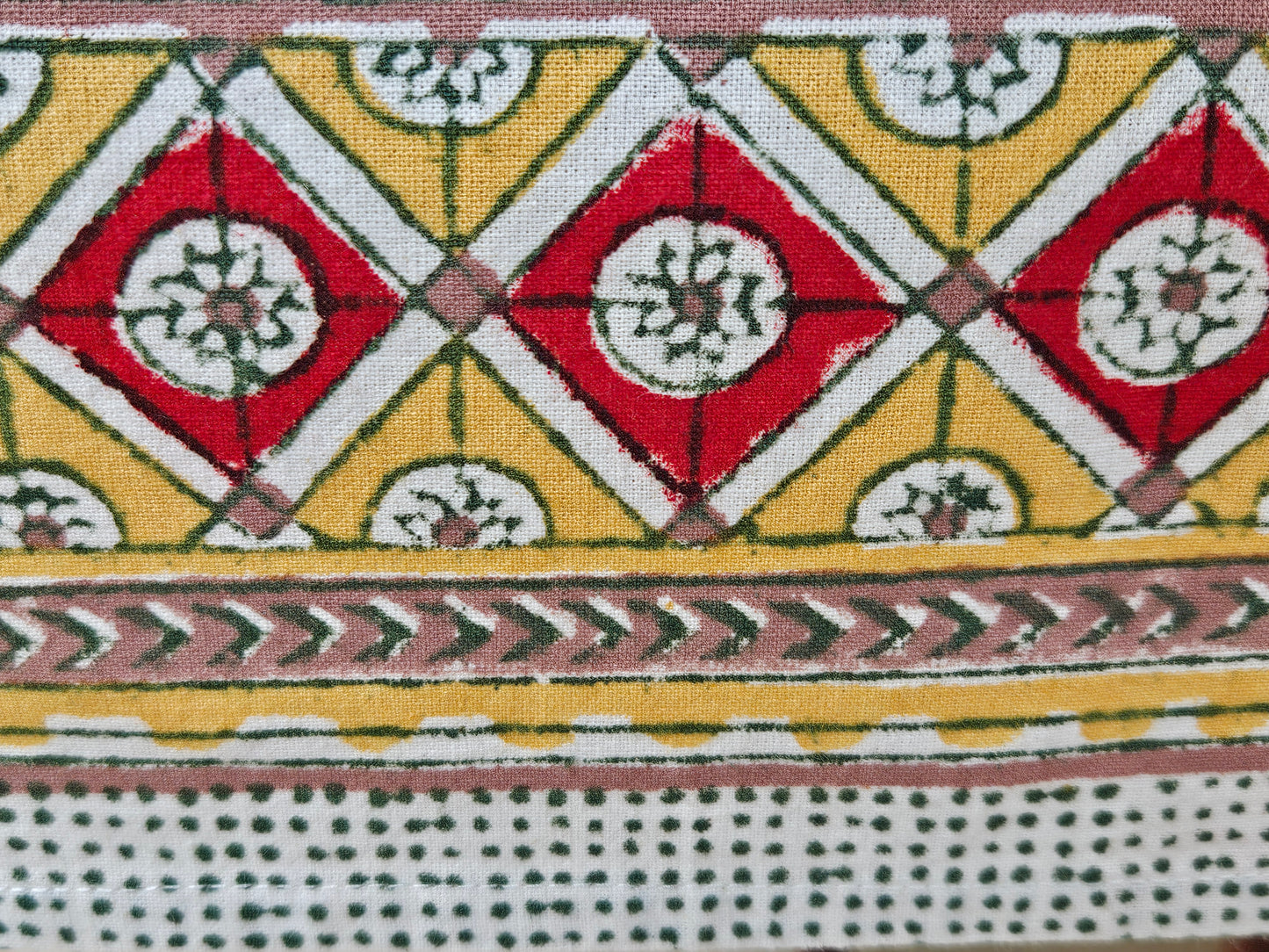 Mantel cuadrado Piñas en blanco. Estampado a mano