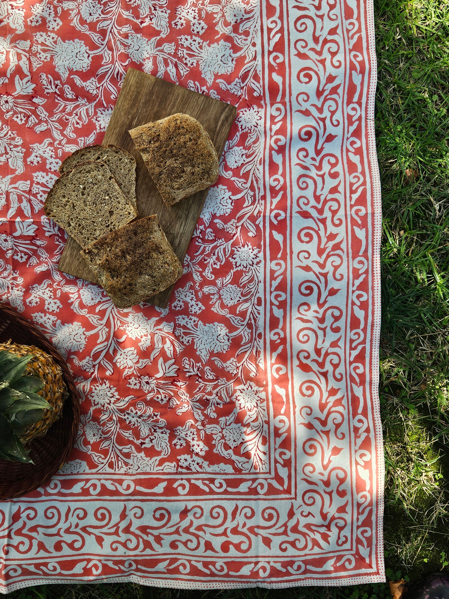 Mantel cuadrado 100% algodón estampado a mano. Rosa Coral A