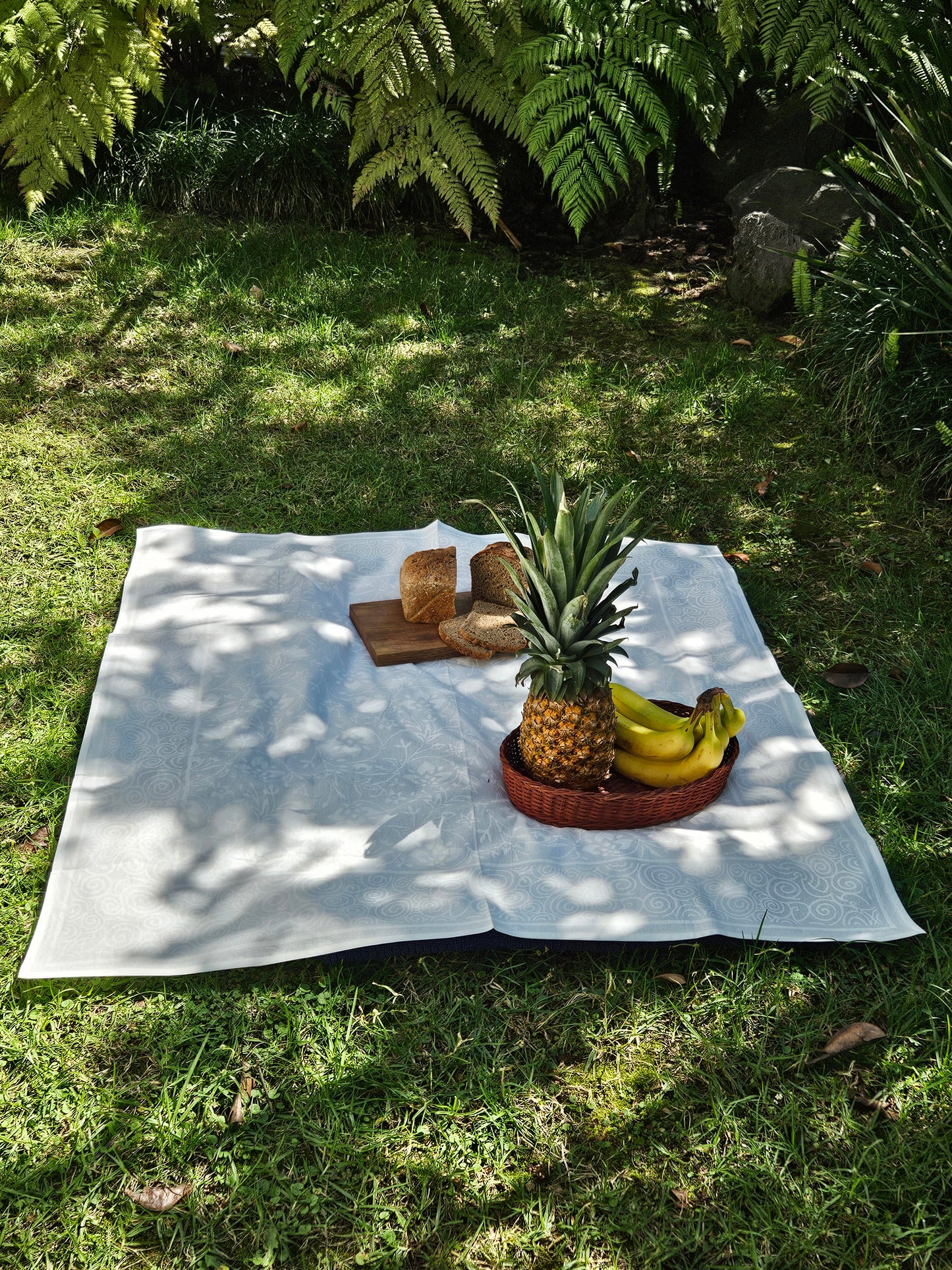 Mantel cuadrado 100% algodón estampado a mano. Blanco sobre blanco