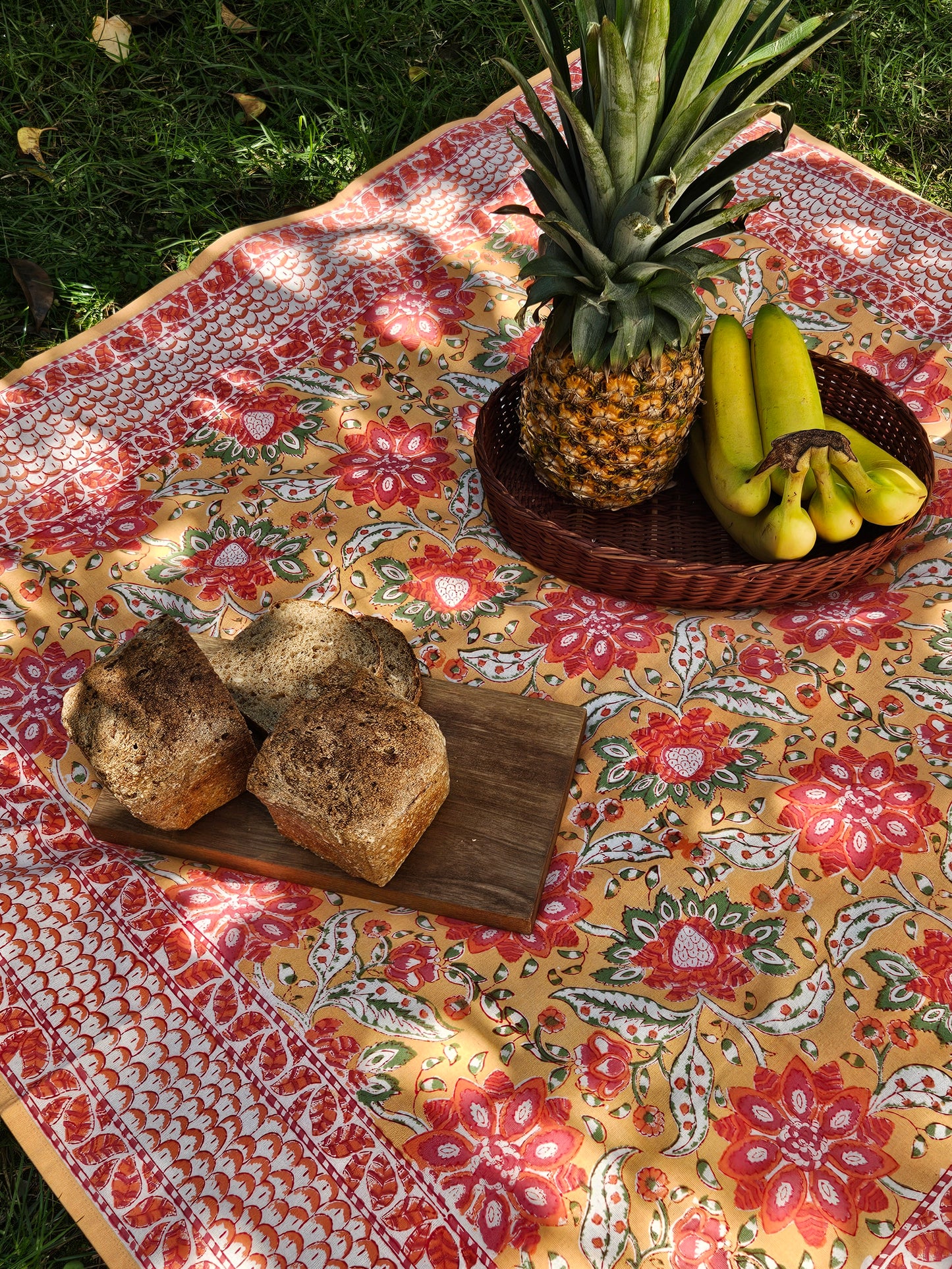 Mantel cuadrado 100% algodón estampado a mano. Flor de 7 pétalos A