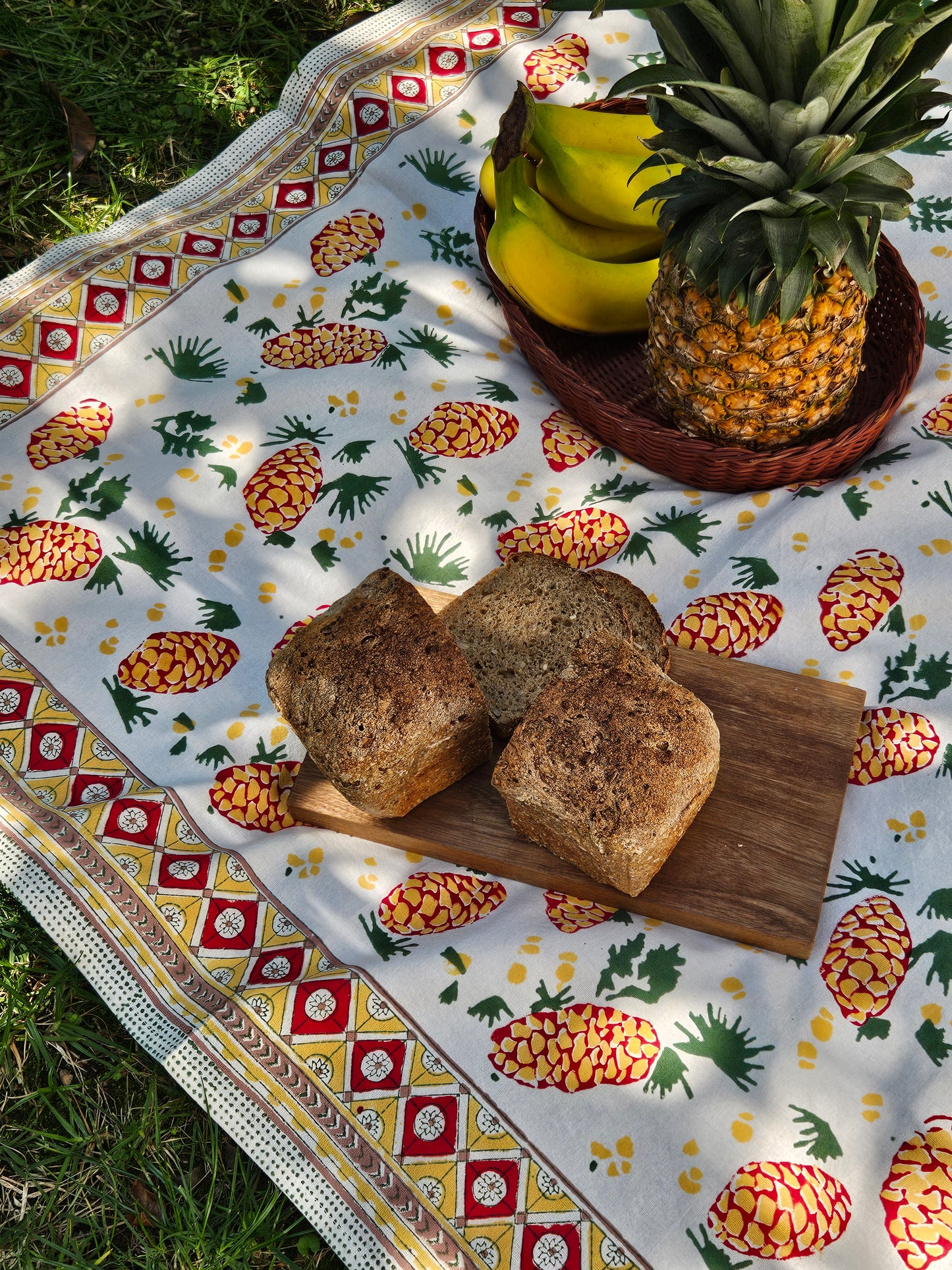 Mantel cuadrado Piñas en blanco. Estampado a mano