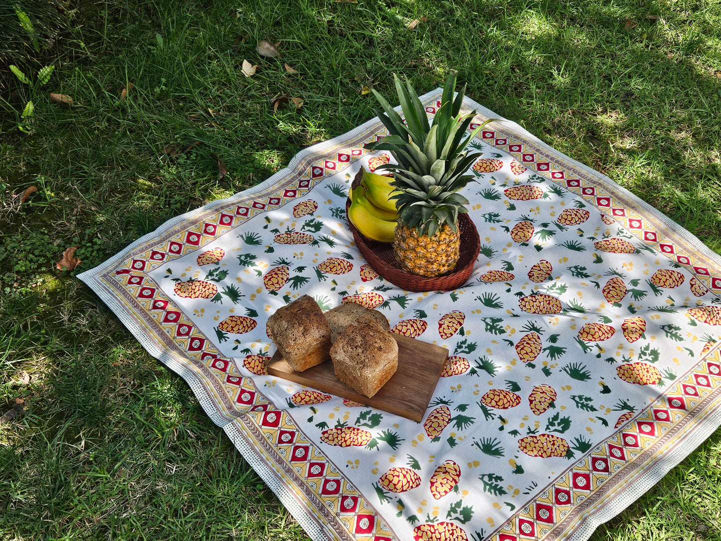 Mantel cuadrado 100% algodón estampado a mano. Piñas en blanco