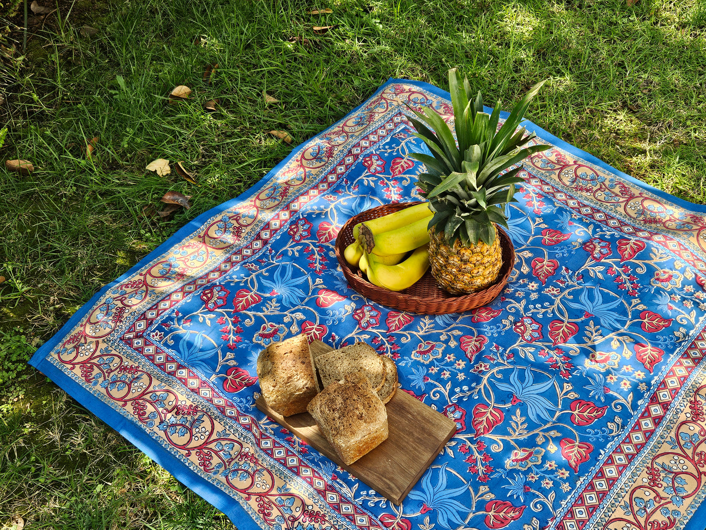 Mantel cuadrado 100% algodón estampado a mano. Ivy azul