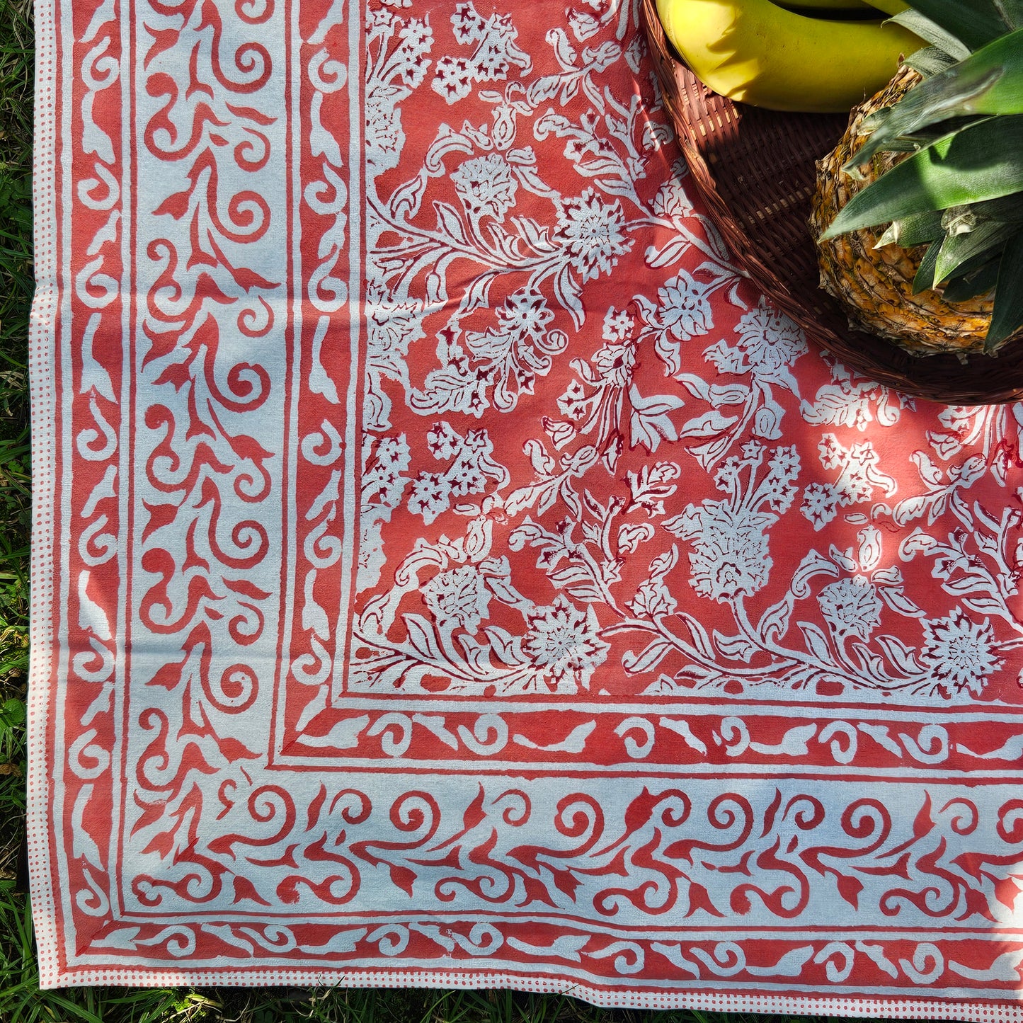 Mantel cuadrado 100% algodón estampado a mano. Rosa Coral A