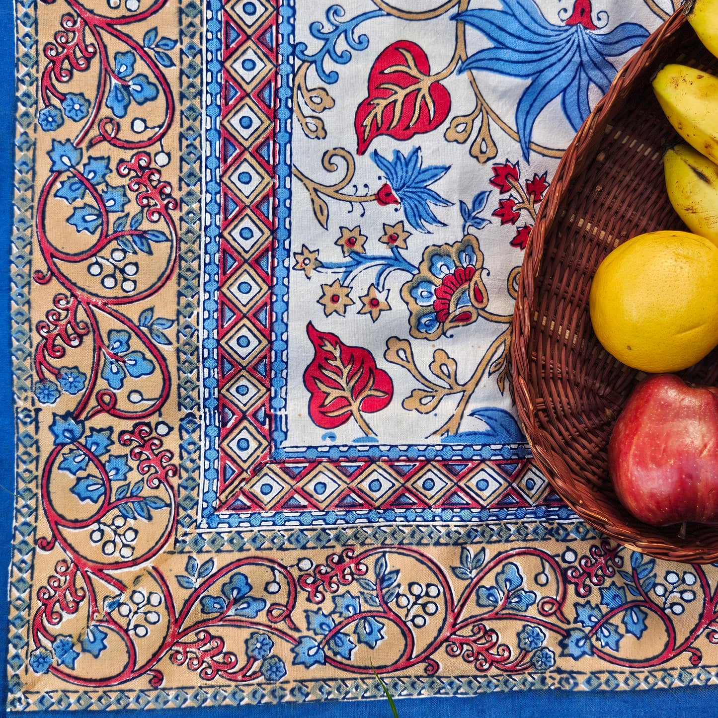 Mantel cuadrado 100% algodón estampado a mano. Ivy blanco