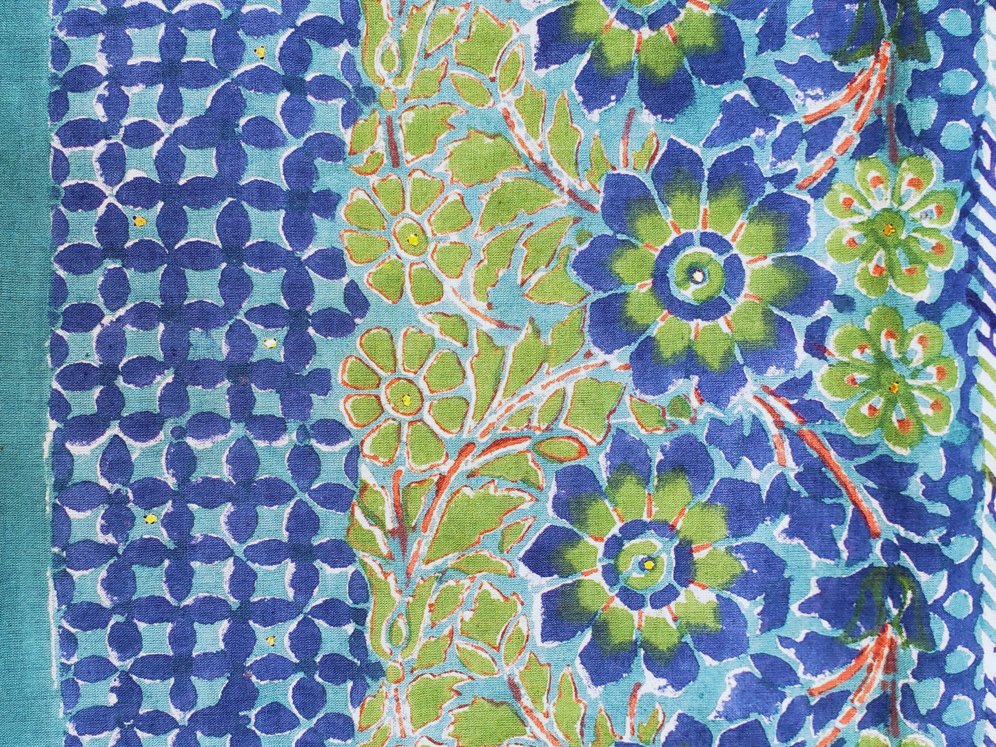 Pareo estampado a mano. Azul borde de flores