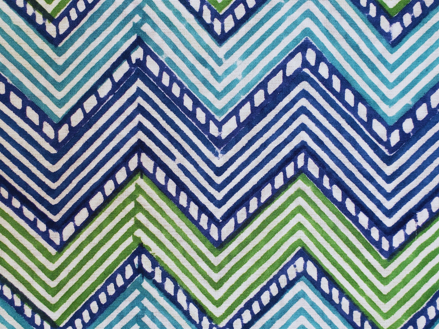 Pareo estampado a mano. Azul borde de flores