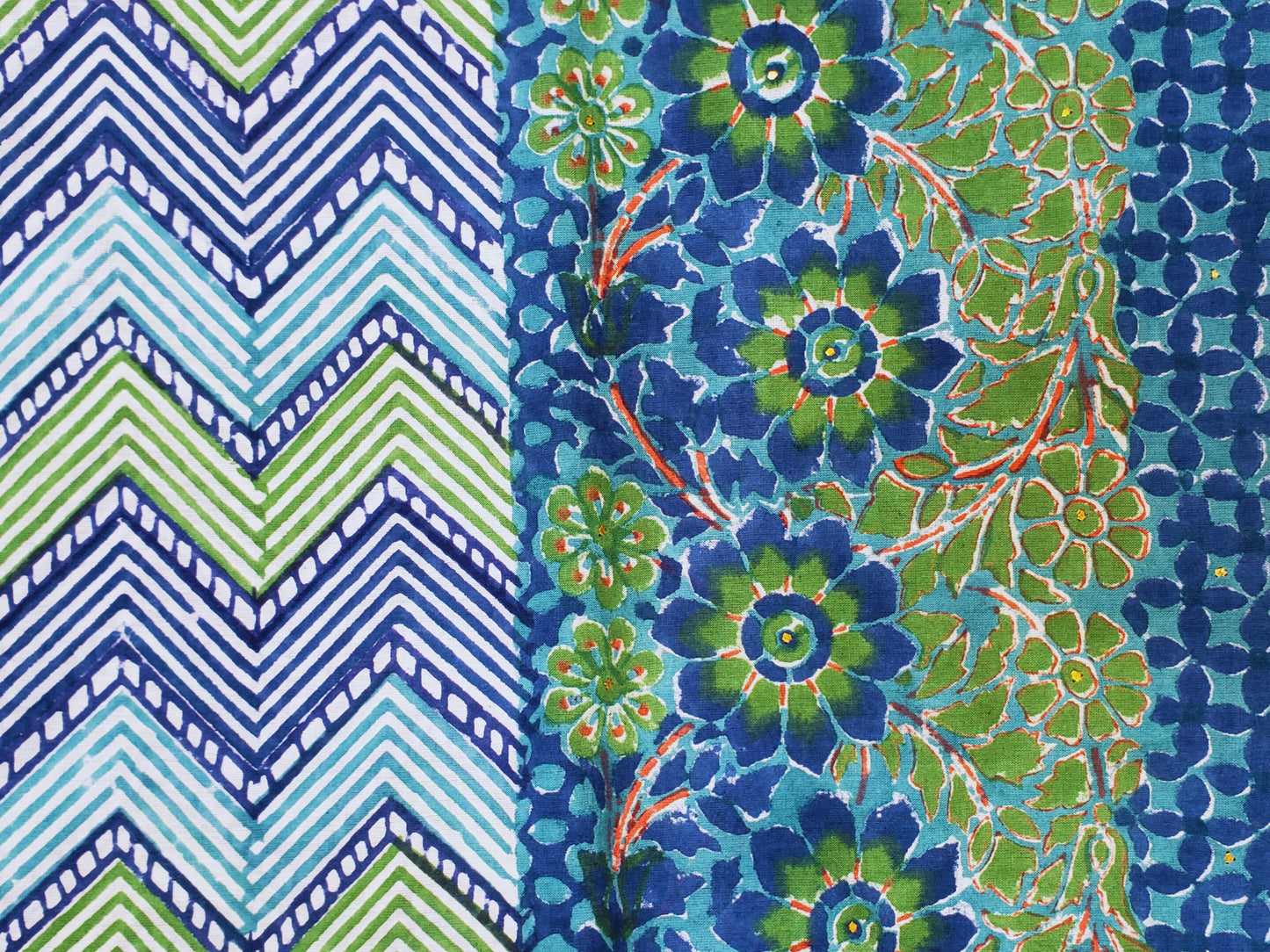 Pareo estampado a mano. Azul borde de flores