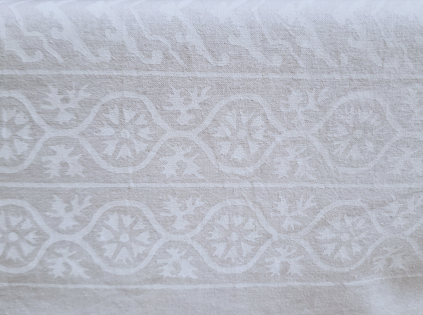 Mantel cuadrado 100% algodón estampado a mano. Blanco sobre blanco