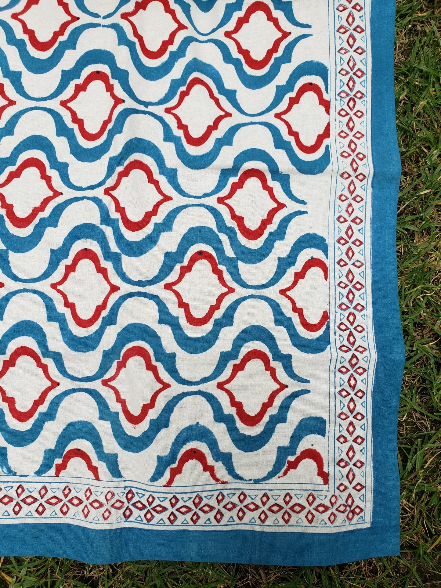 Mantel cuadrado 100% algodón estampado a mano. Grecas rojo y azul