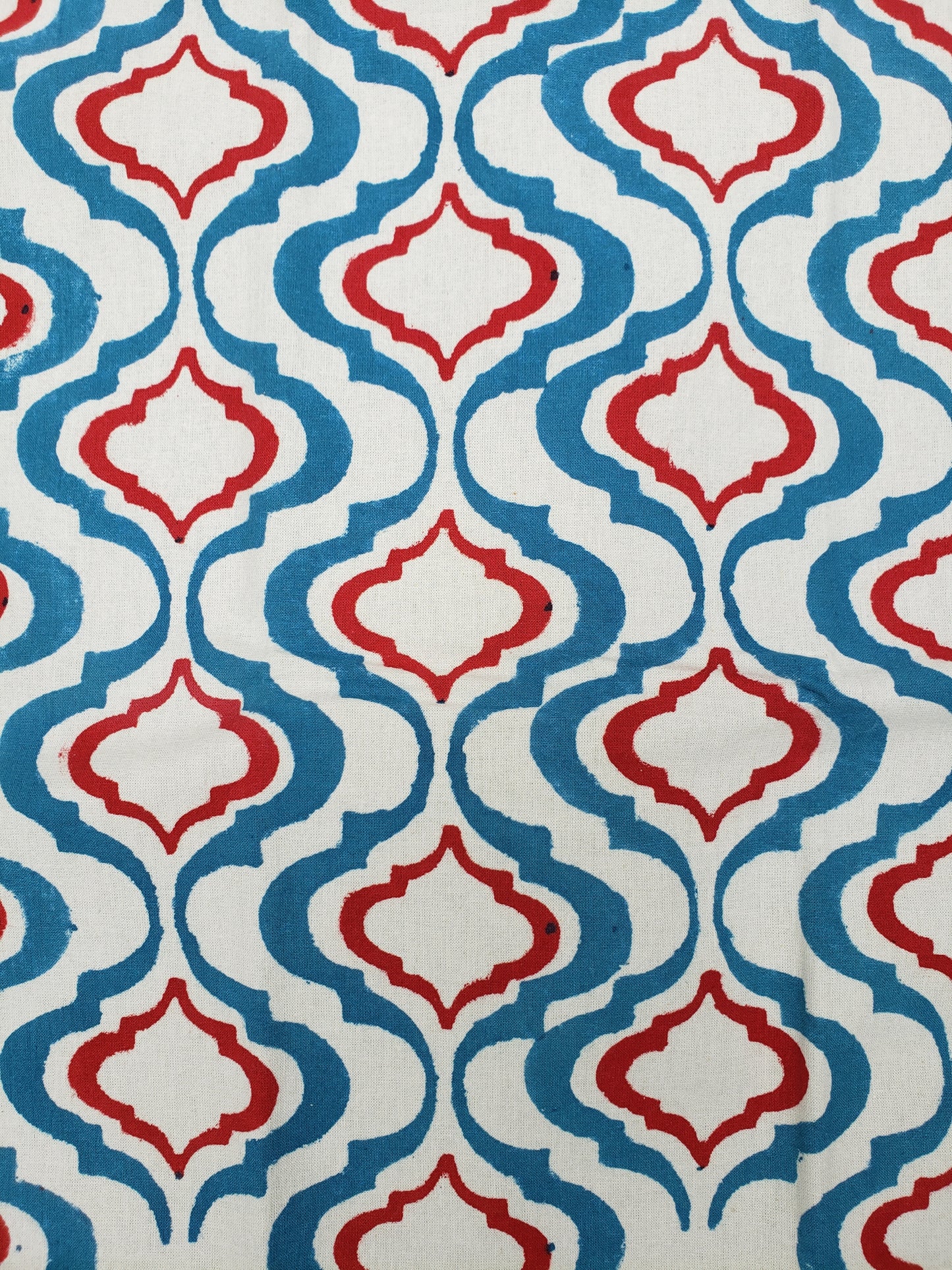Mantel cuadrado 100% algodón estampado a mano. Grecas rojo y azul