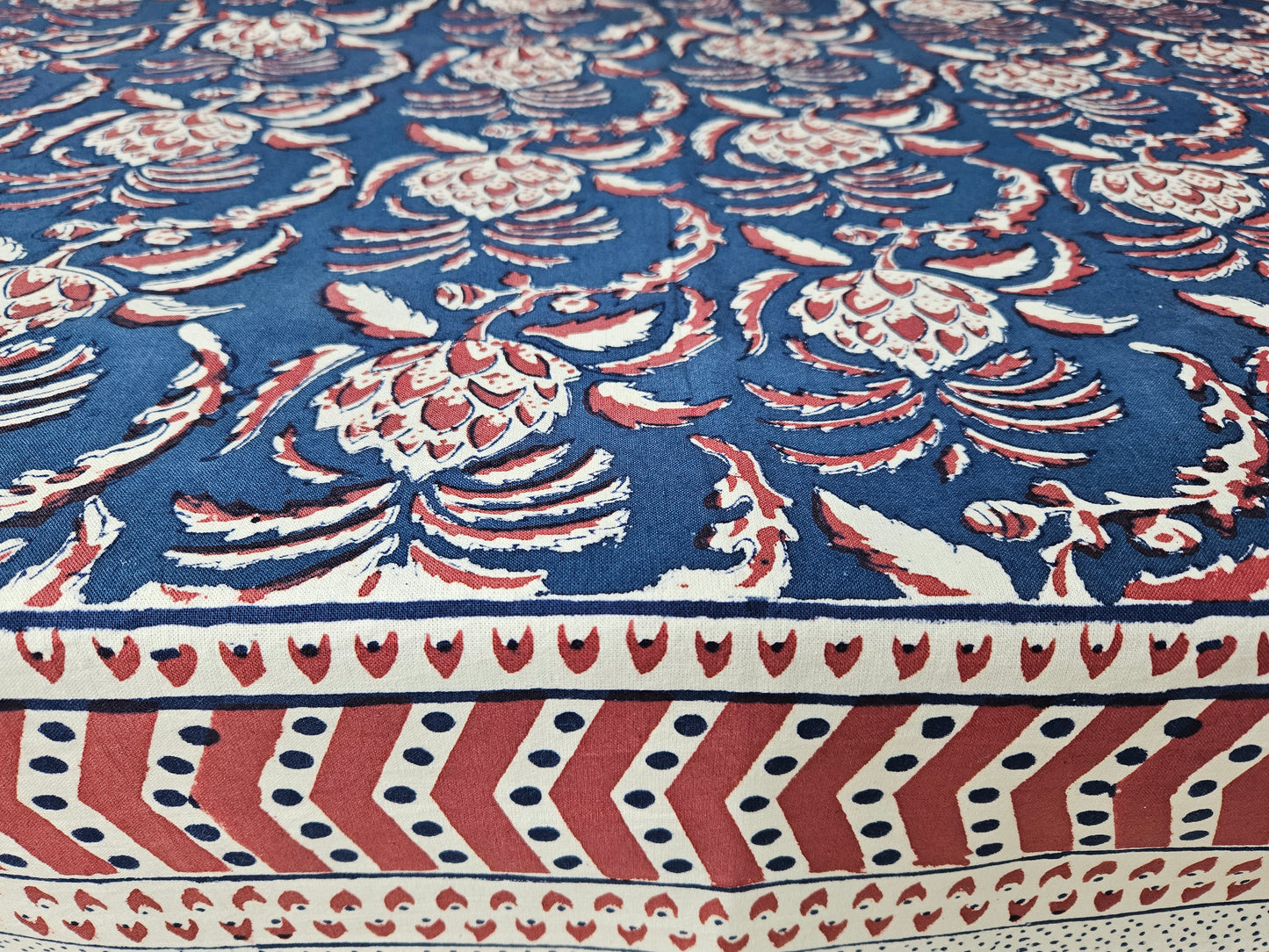 Mantel rectangular 100% algodón estampado a mano. Pine fondo azul