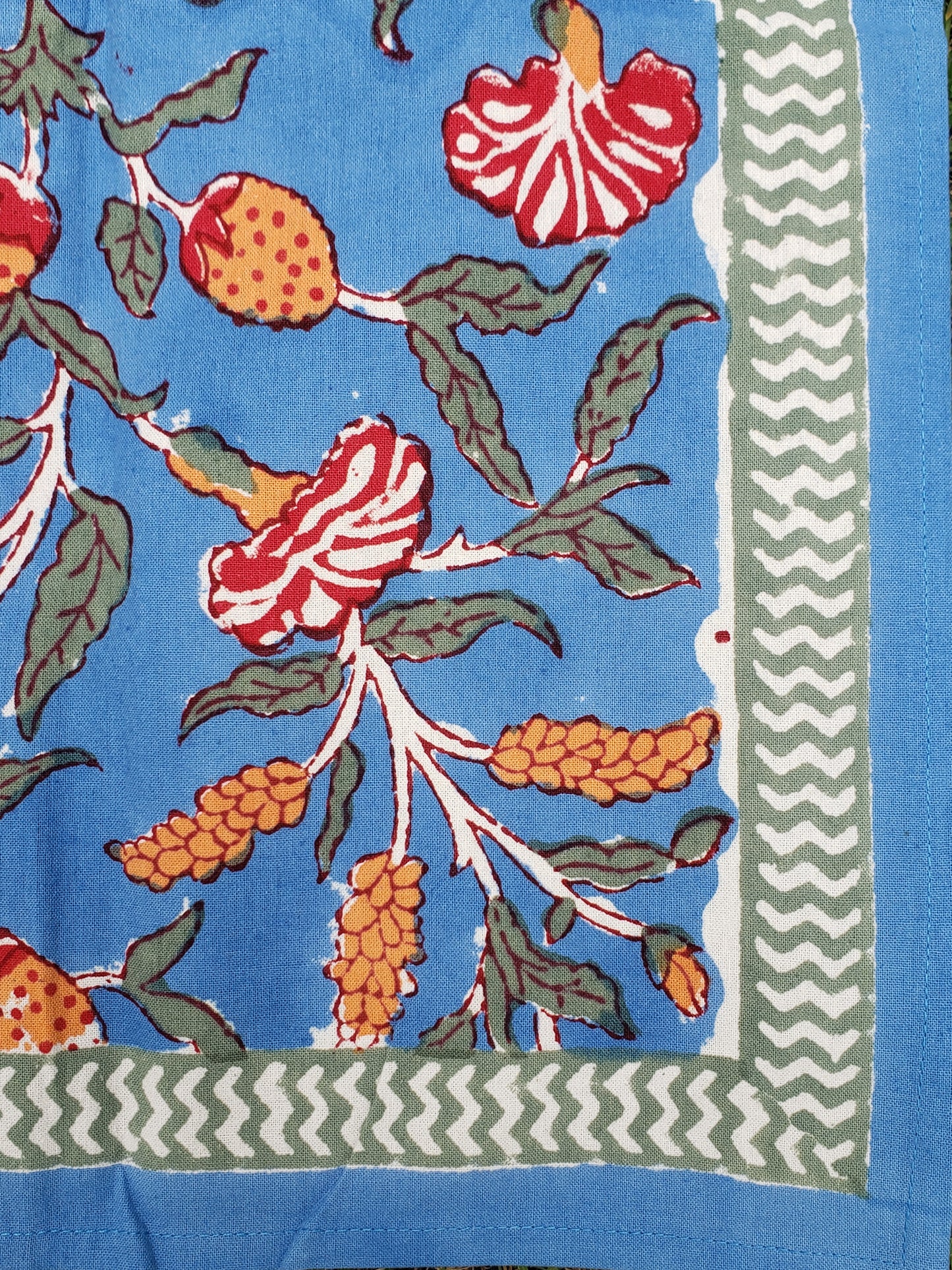 Mantel cuadrado 100% algodón estampado a mano. Claveles