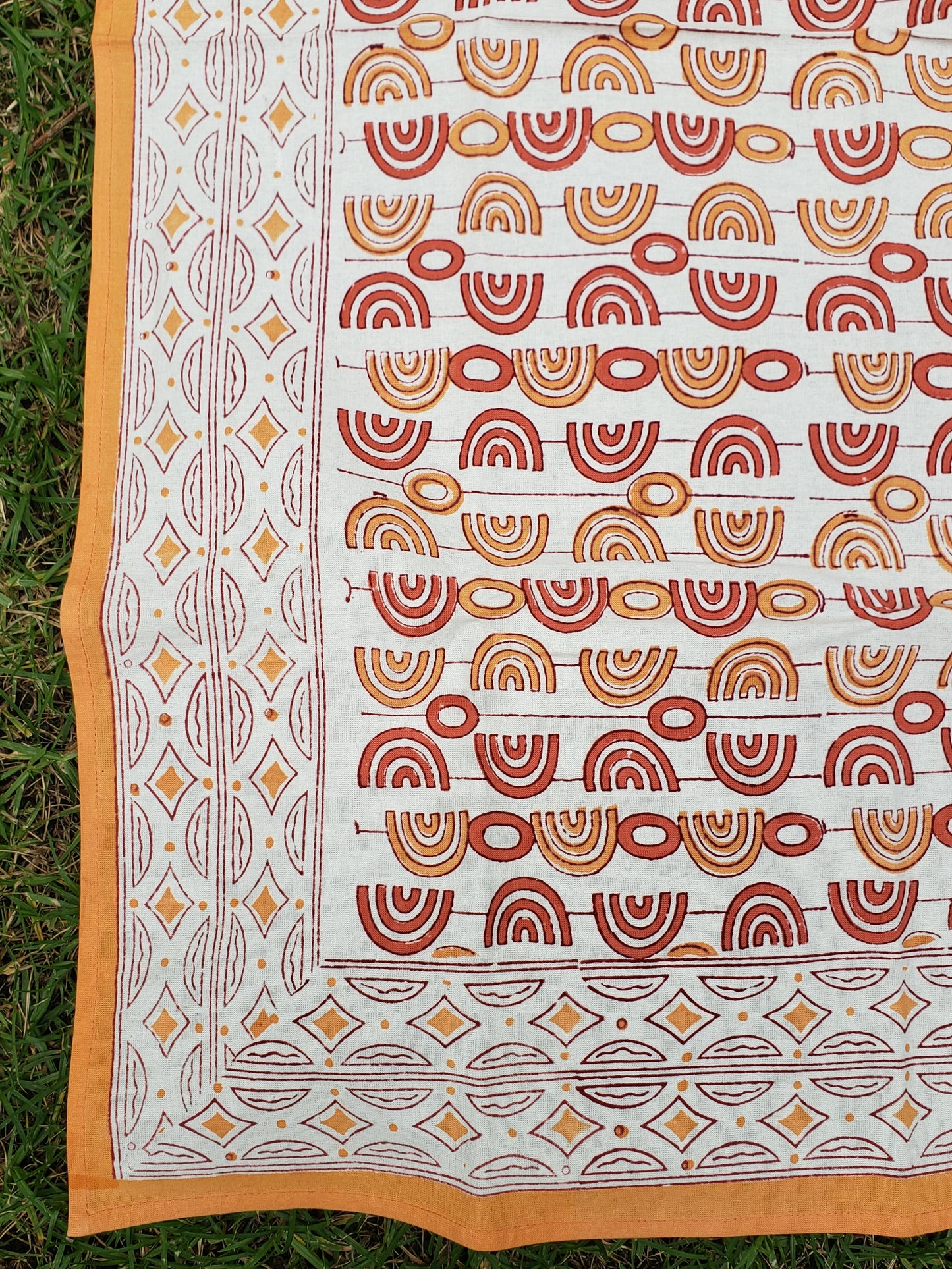 Mantel cuadrado 100% algodón estampado a mano. Medios círculos