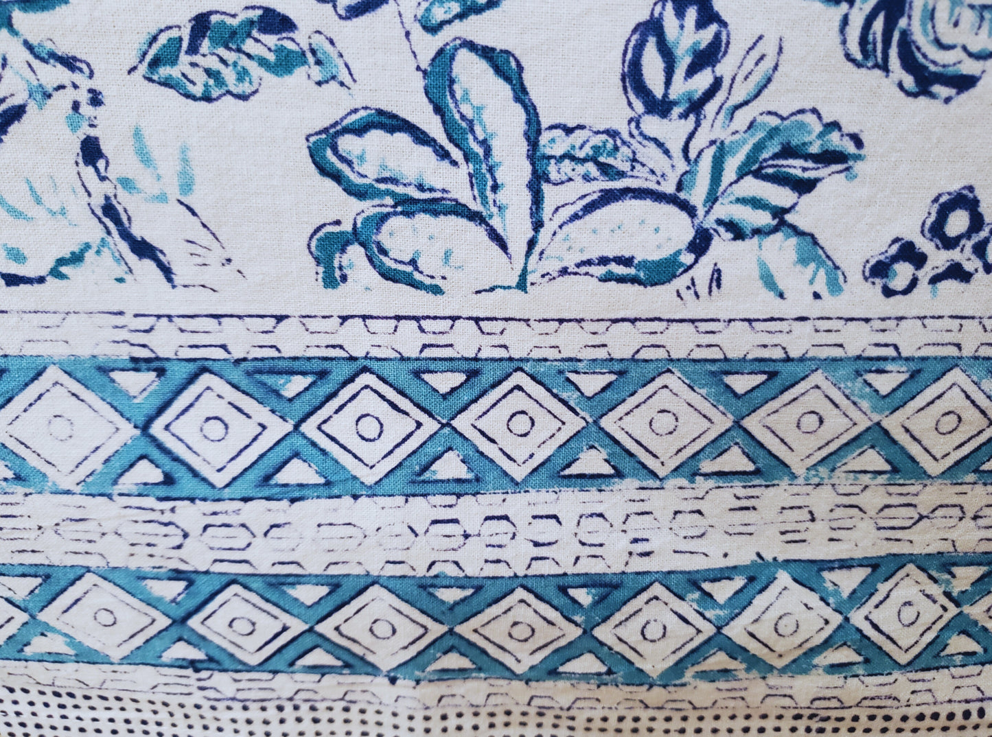 Mantel rectangular 100% algodón estampado a mano. Flores azules