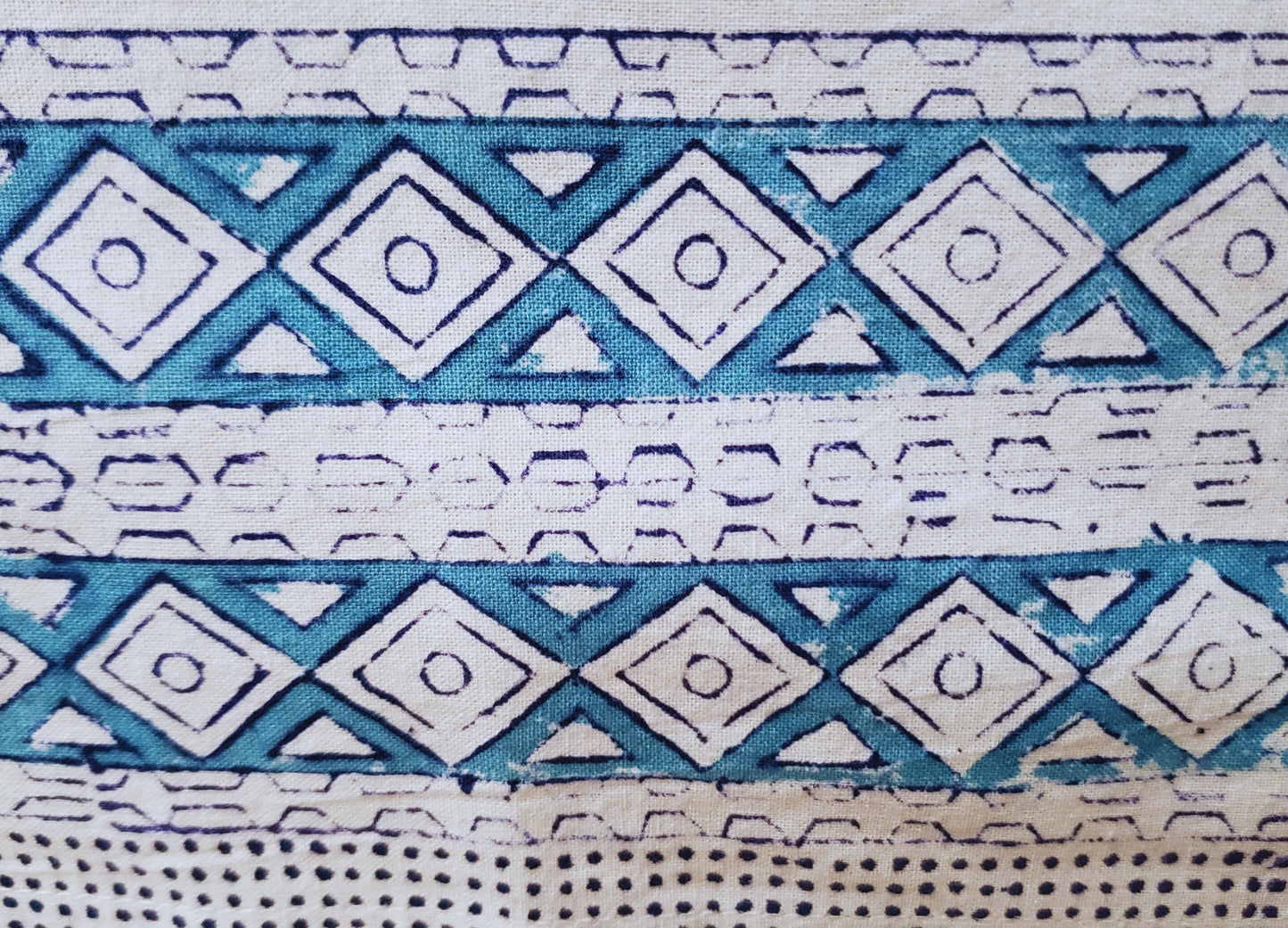 Mantel rectangular 100% algodón estampado a mano. Flores azules