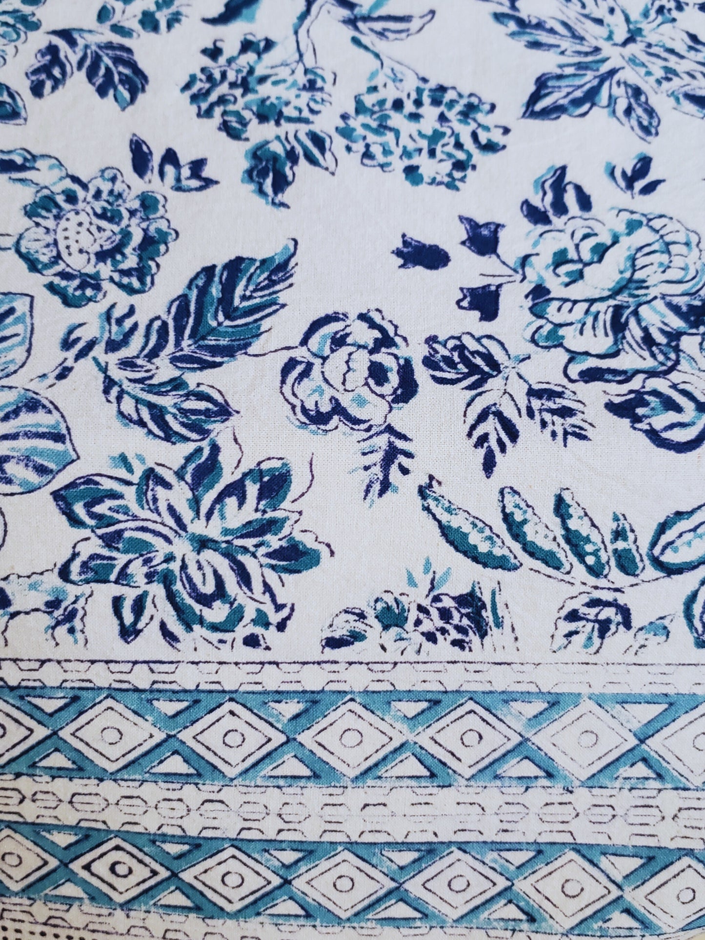 Mantel rectangular 100% algodón estampado a mano. Flores azules